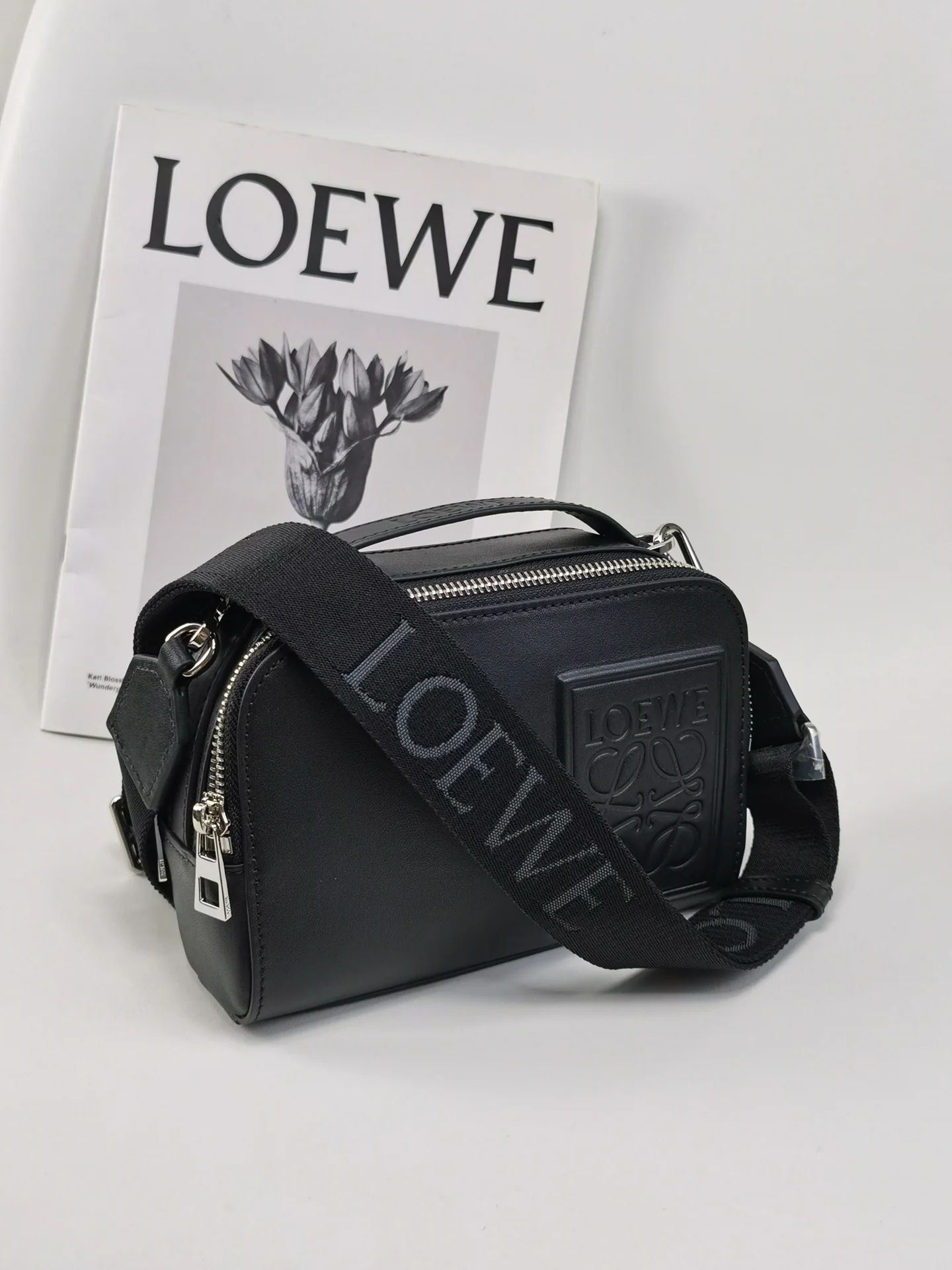 Новинка 2023 года от Loewe - Сумка для фотоаппарата из телячьей кожи - Унисекс - Черная