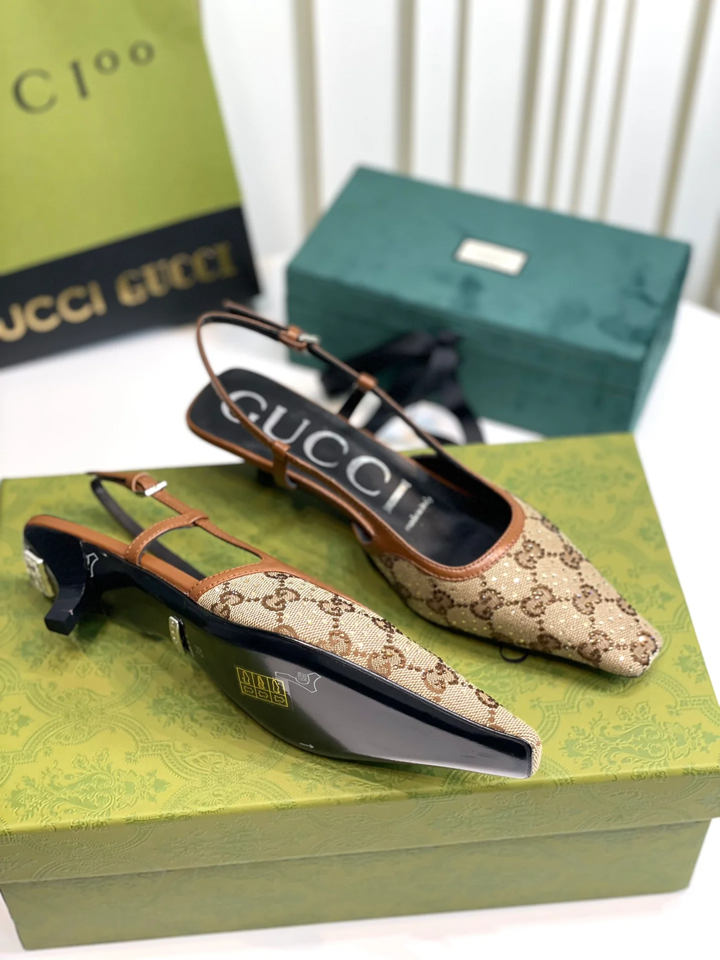 Туфли на каблуке с монограммой Gucci, выполненные в британском стиле.