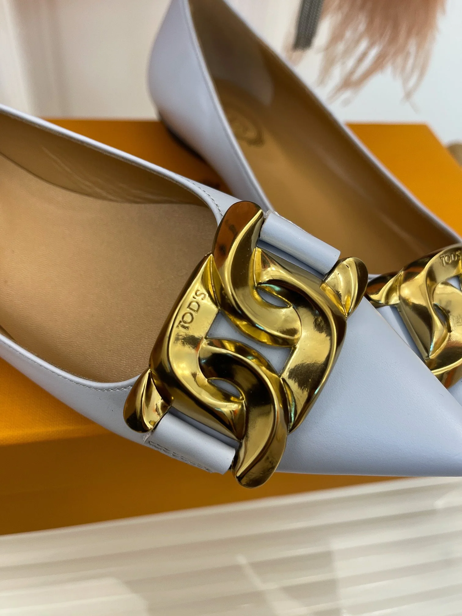 Весенняя коллекция Tods 2023 - Классические балетки с острым носком и металлическим кольцом