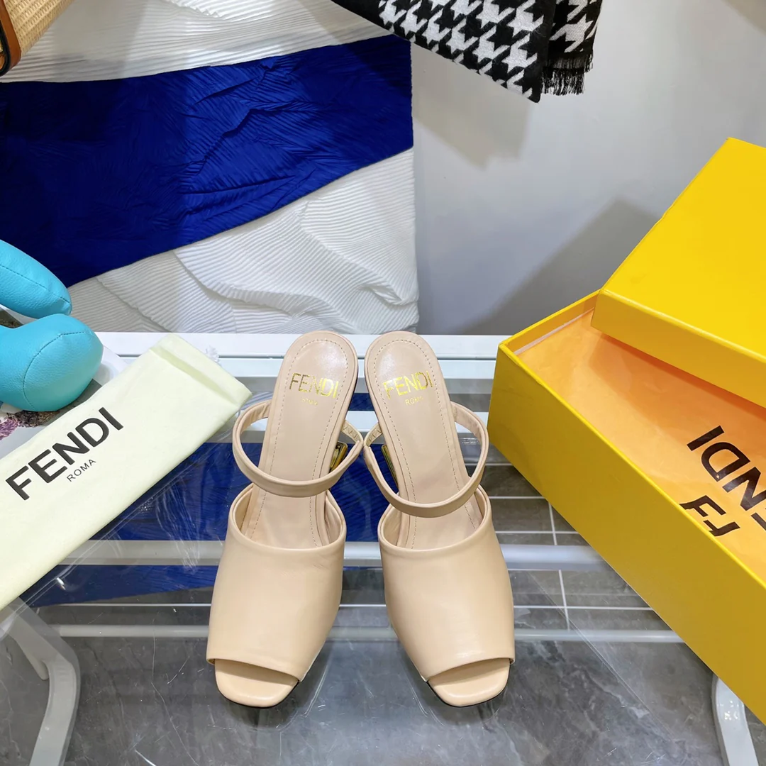 Fendi - Стильные сандалии на F-образном каблуке - Сандалии на высоком каблуке с открытым носком