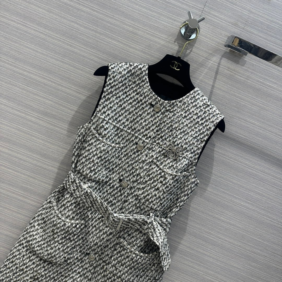 Chanel 2403 - Жакет/Жилет/Длинное платье с элементами из плетеной ленты и металлических цепочек.