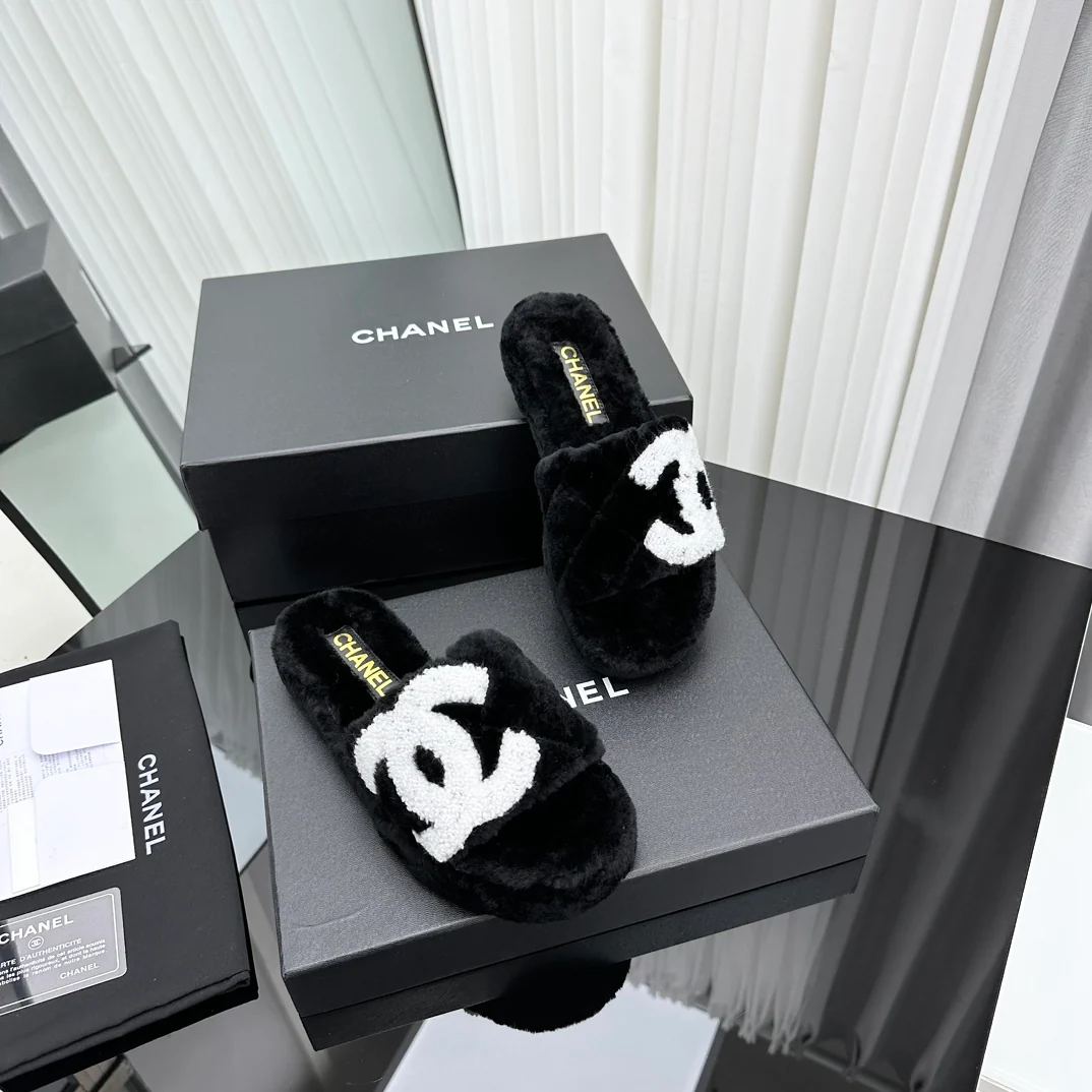 Новинка сезона осень/зима 2023 от Chanel - Популярно на Xiaohongshu - Меховые тапочки - Черные
