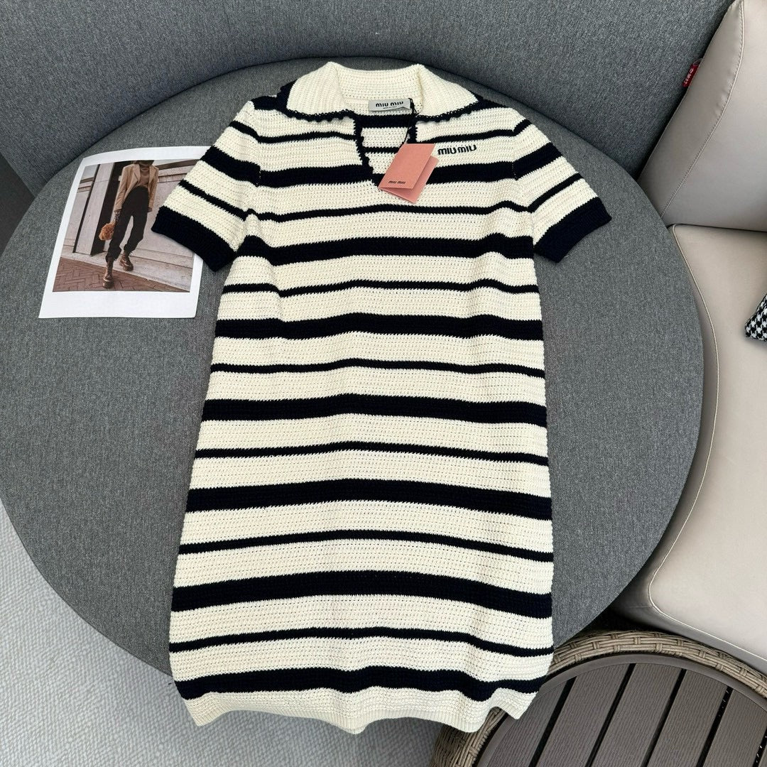 Miu Miu-2404-24 Новое весеннее платье в стиле преппи: полосатое трикотажное платье-поло
