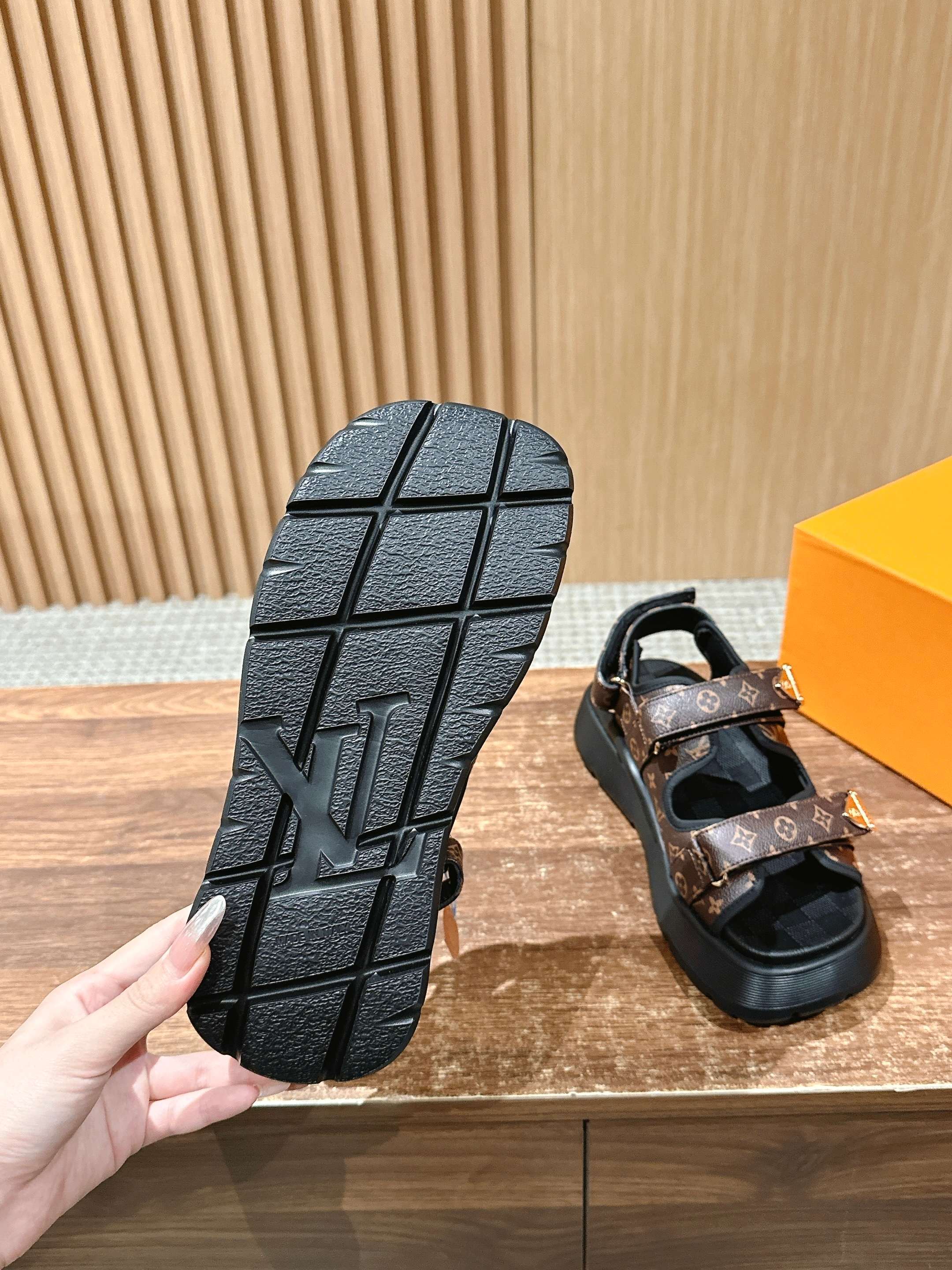Новая коллекция LV ?Ранняя весна 2025? — замшевые сандалии из кожи с монограммой.