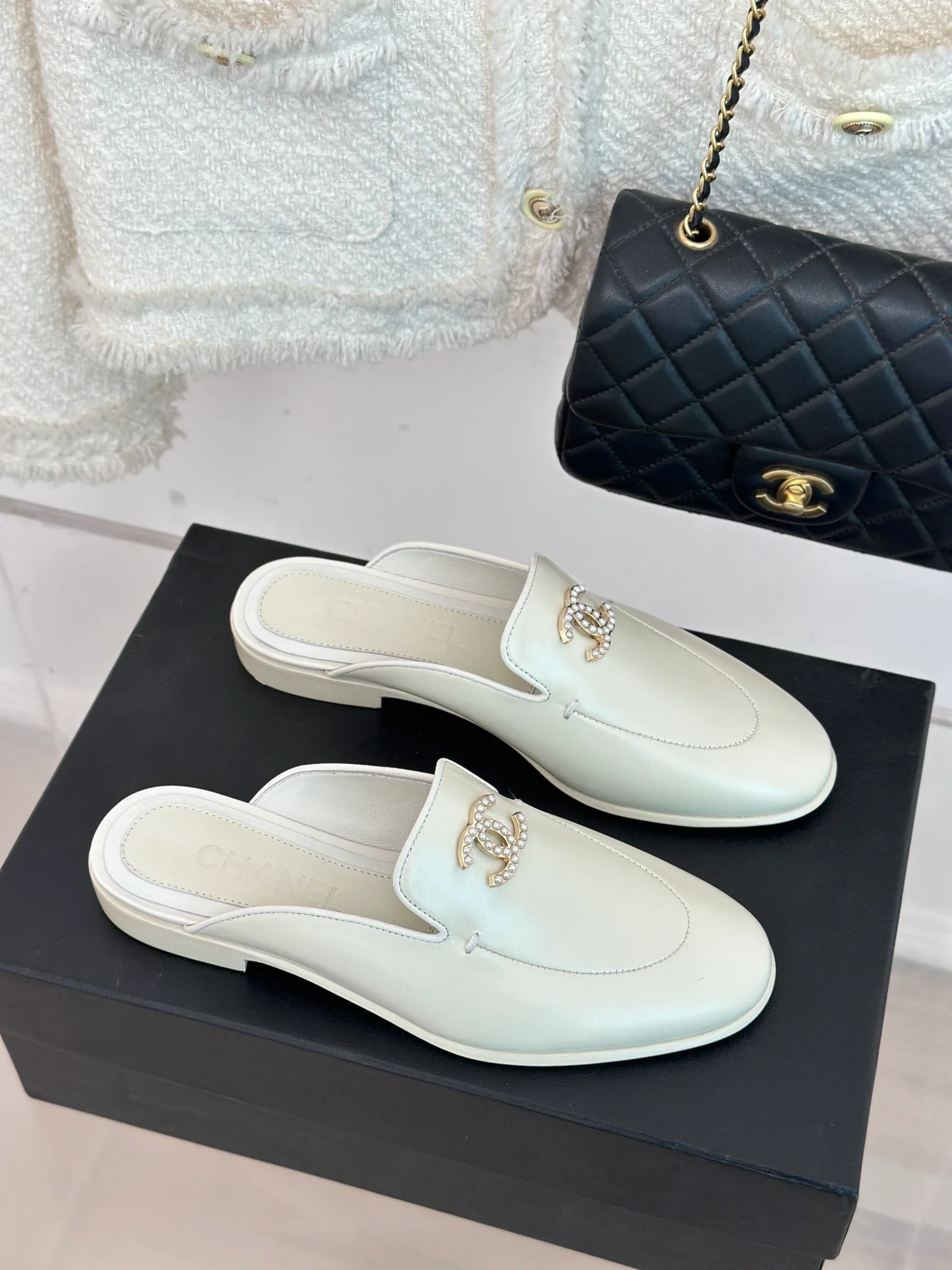 Новинка 2023 года от Chanel - плоские тапочки с закрытым носком.