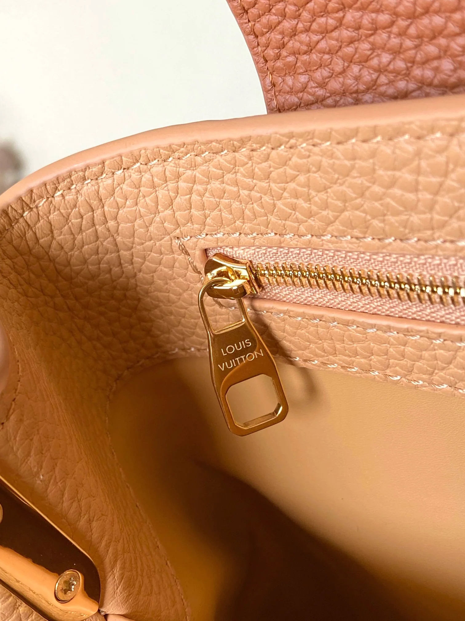 m23058-LV-capucines-коричневый с коричневыми отверстиями от гвоздей-средний