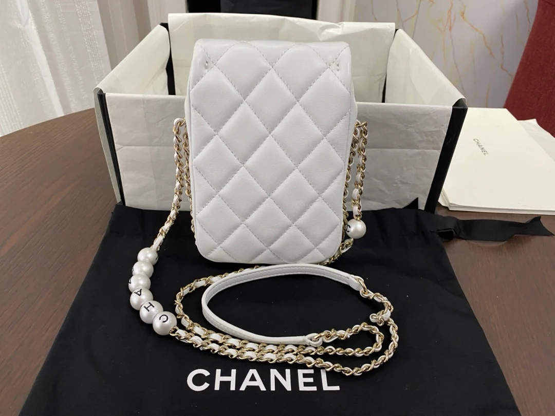 Сумка для телефона Chanel CF Pearl из коллекции Весна/Лето 2020 - белая.
