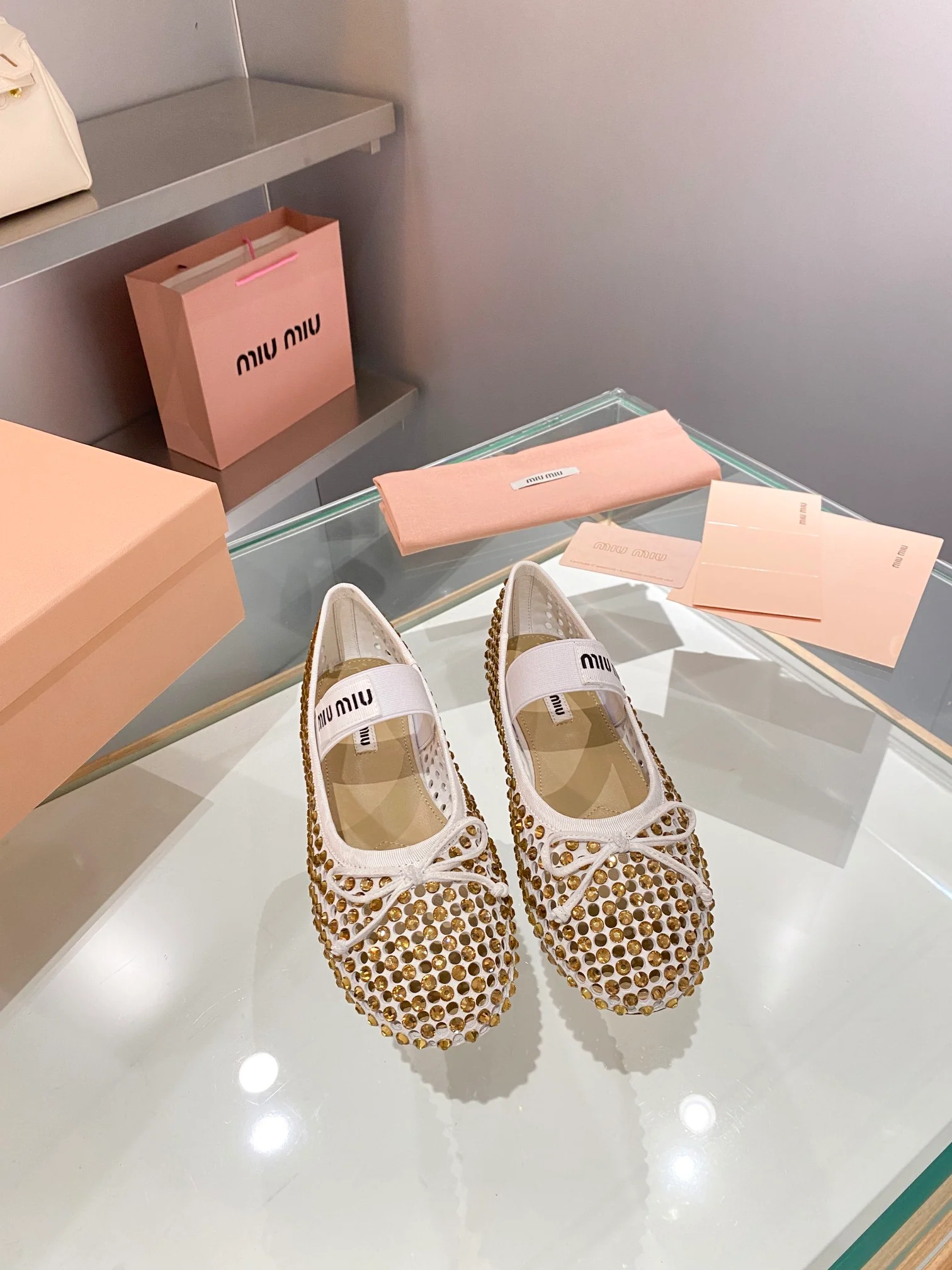 Miu Miu - балетки с ажурной отделкой, украшенные стразами.