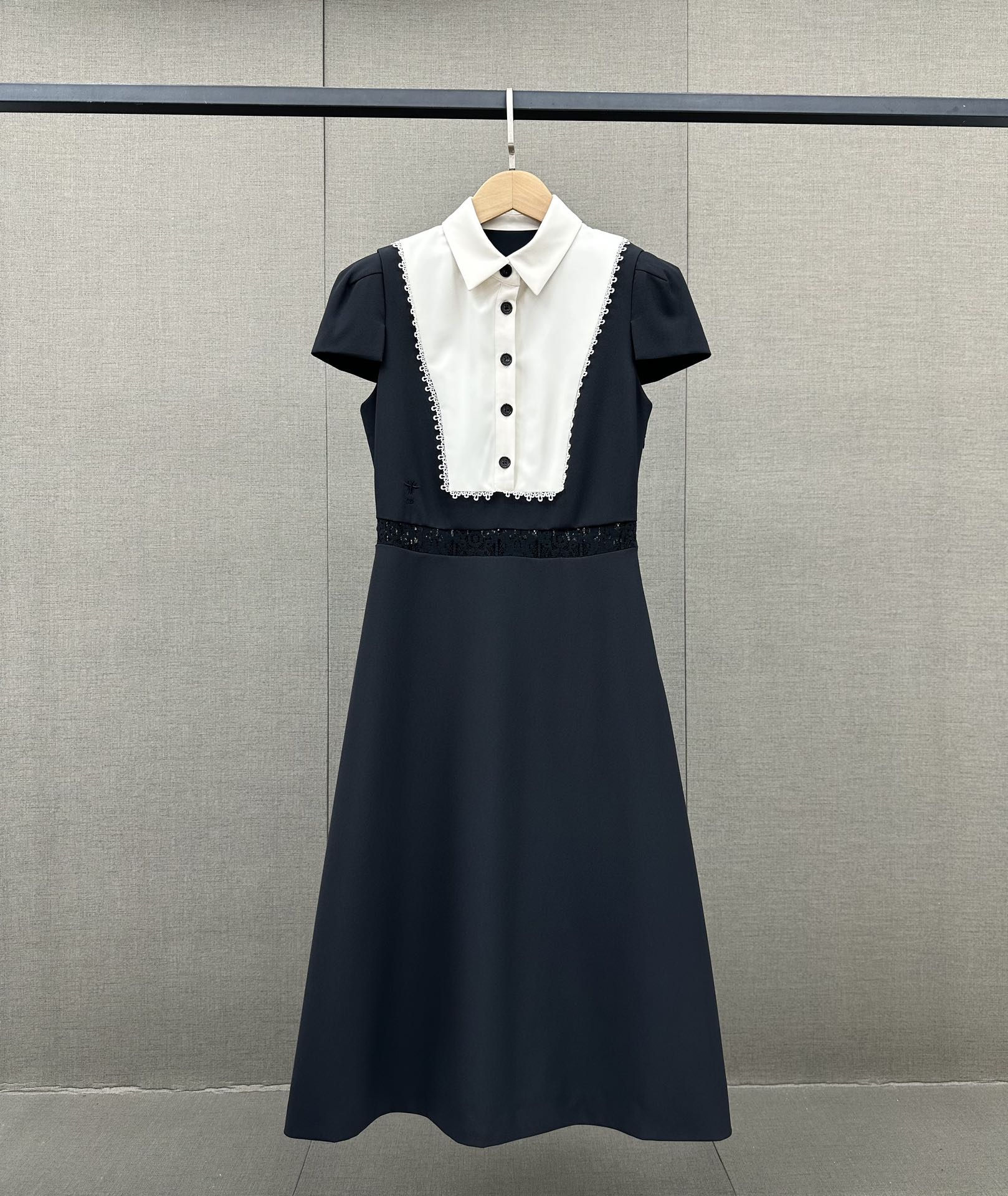 Dior 2403 - Элегантное платье с кружевной отделкой и контрастными цветовыми блоками - Черное