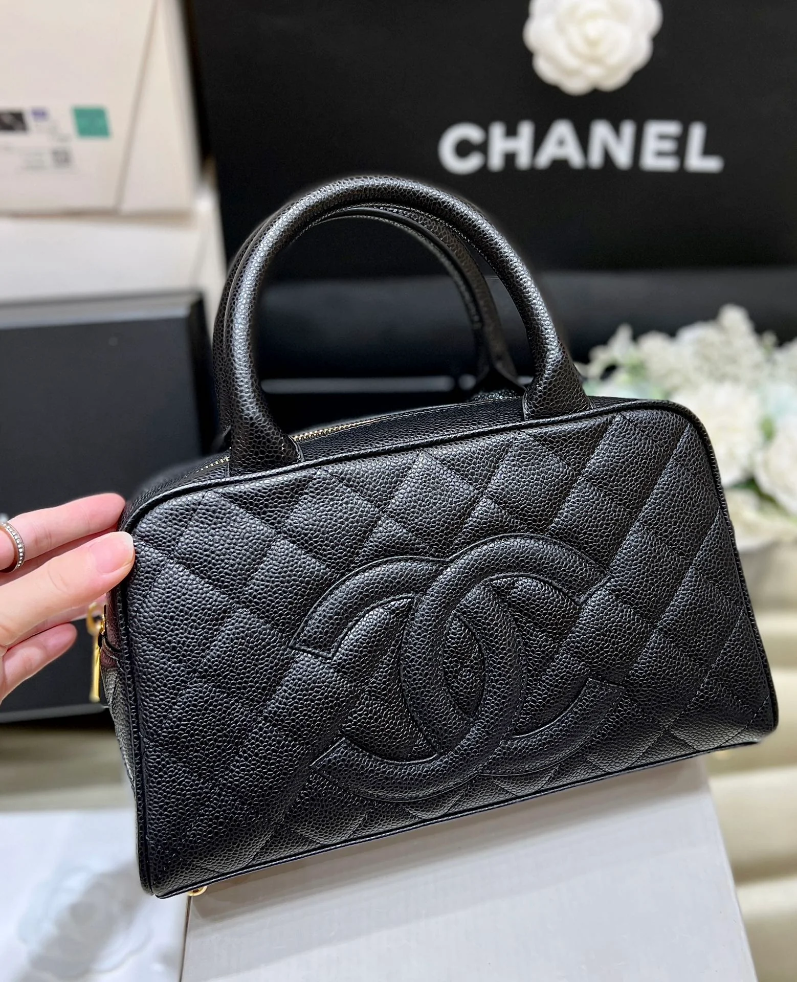 Винтажная сумка-боулинг Chanel из икорной кожи — в стиле Дженни.
