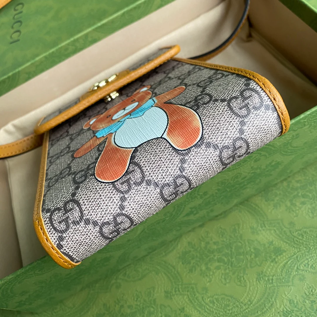 Сумка для телефона из коллекции Gucci с плюшевым мишкой.