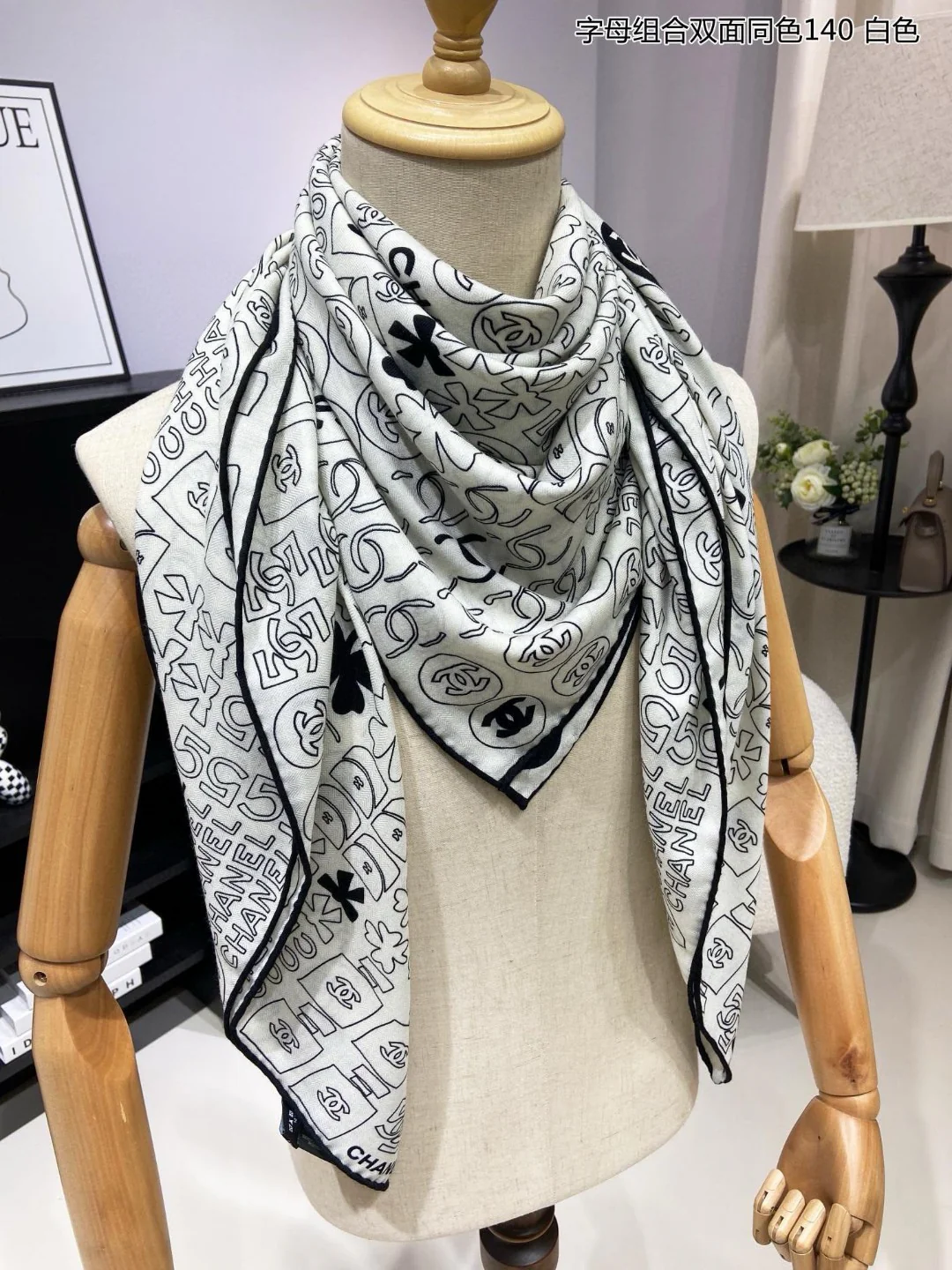 Большой квадратный шарф с логотипом Chanel 2024 по всей поверхности.