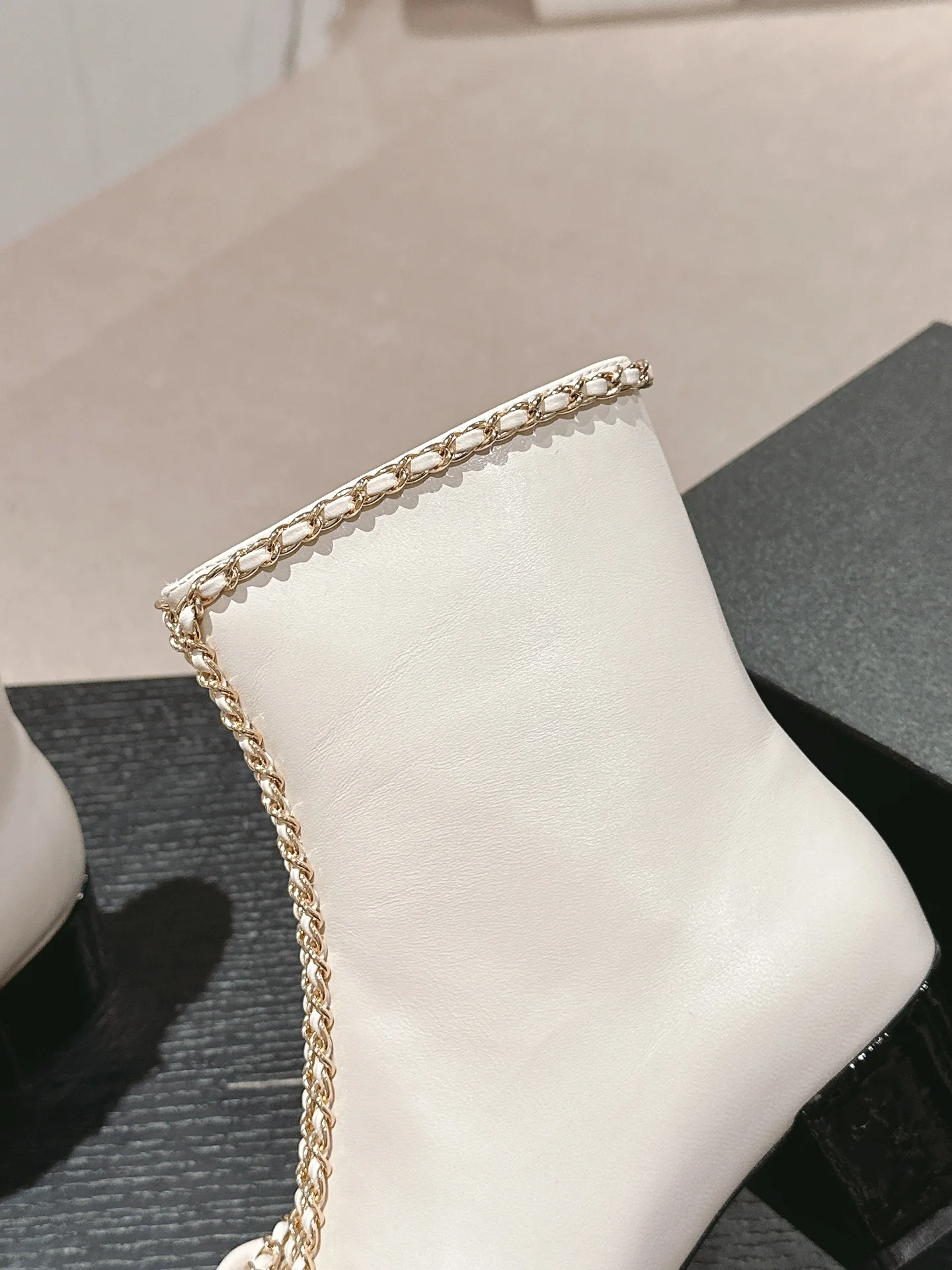 Ботинки на высоком каблуке Chanel 2024 — белые