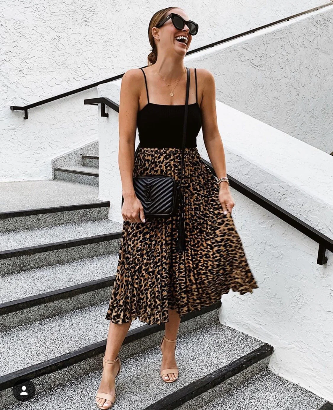 Фотосумка YSL Lou Bag — черная с черной пряжкой.