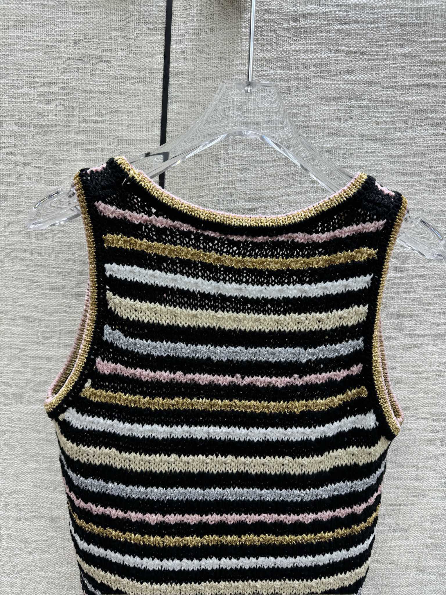 Chanel - 2403-24 Новейшая трикотажная майка в яркую полоску для ранней весны