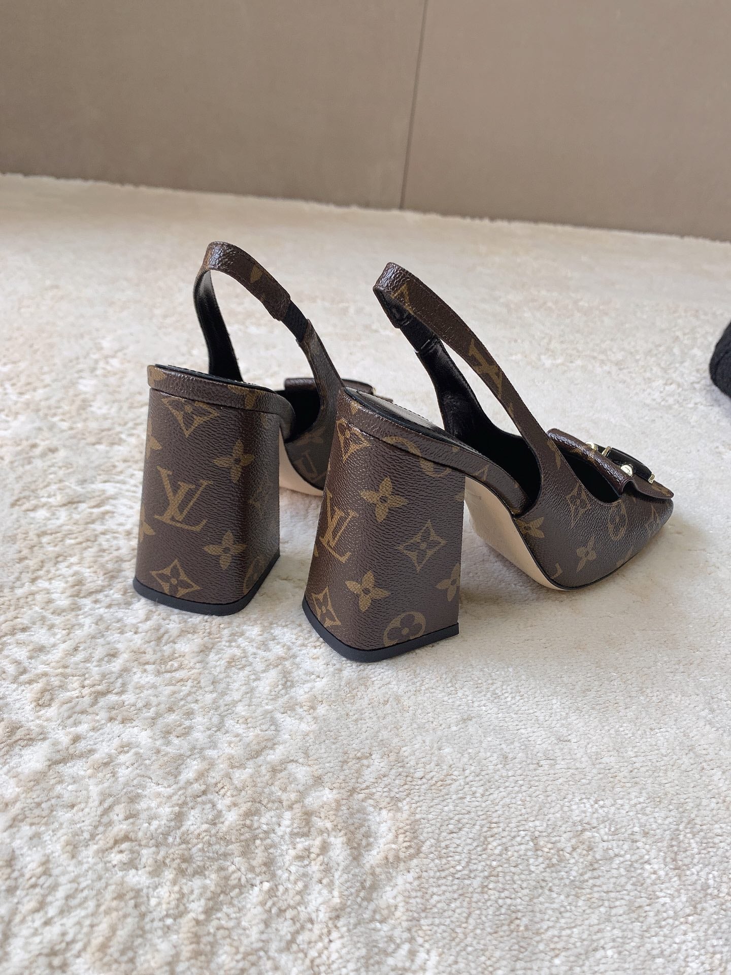 Новинка сезона весна/лето 2023 от LV - Туфли на высоком каблуке с закрытым носком - Черный монограммный узор