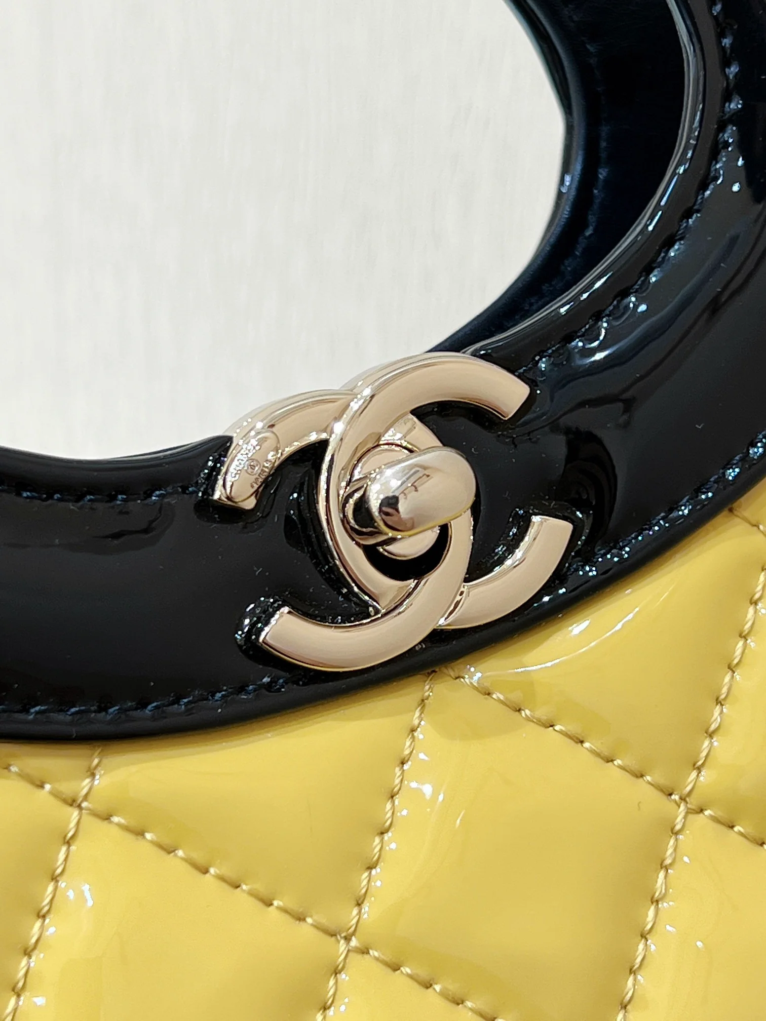 Коллекция Chanel Pre-Fall 2023 - сумка 31bag - черно-желтая - мини