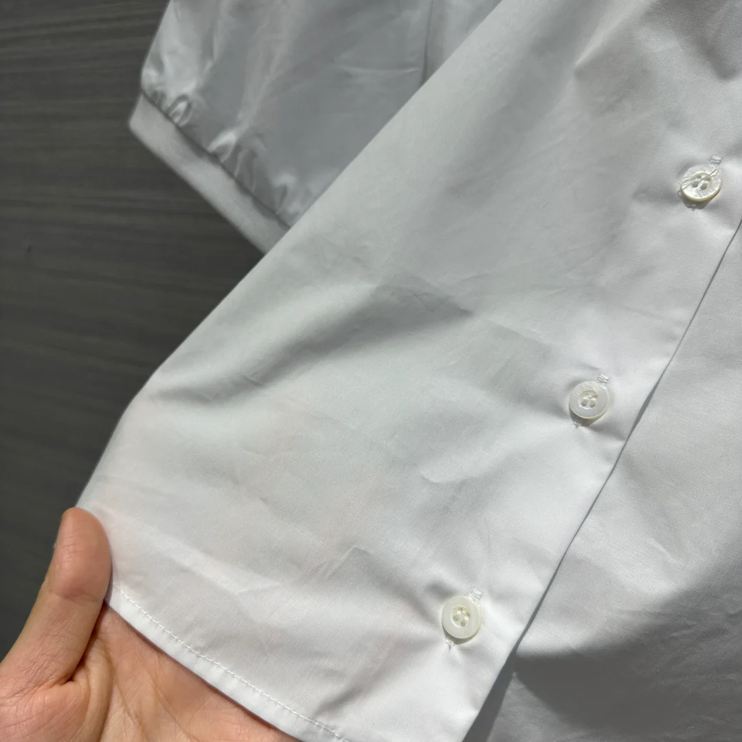 Miu Miu - 2404 - Весна/Лето 2024. Чисто белый девичий костюм в стиле преппи - Костюм в том же стиле, что и у Чан Вон Ён.