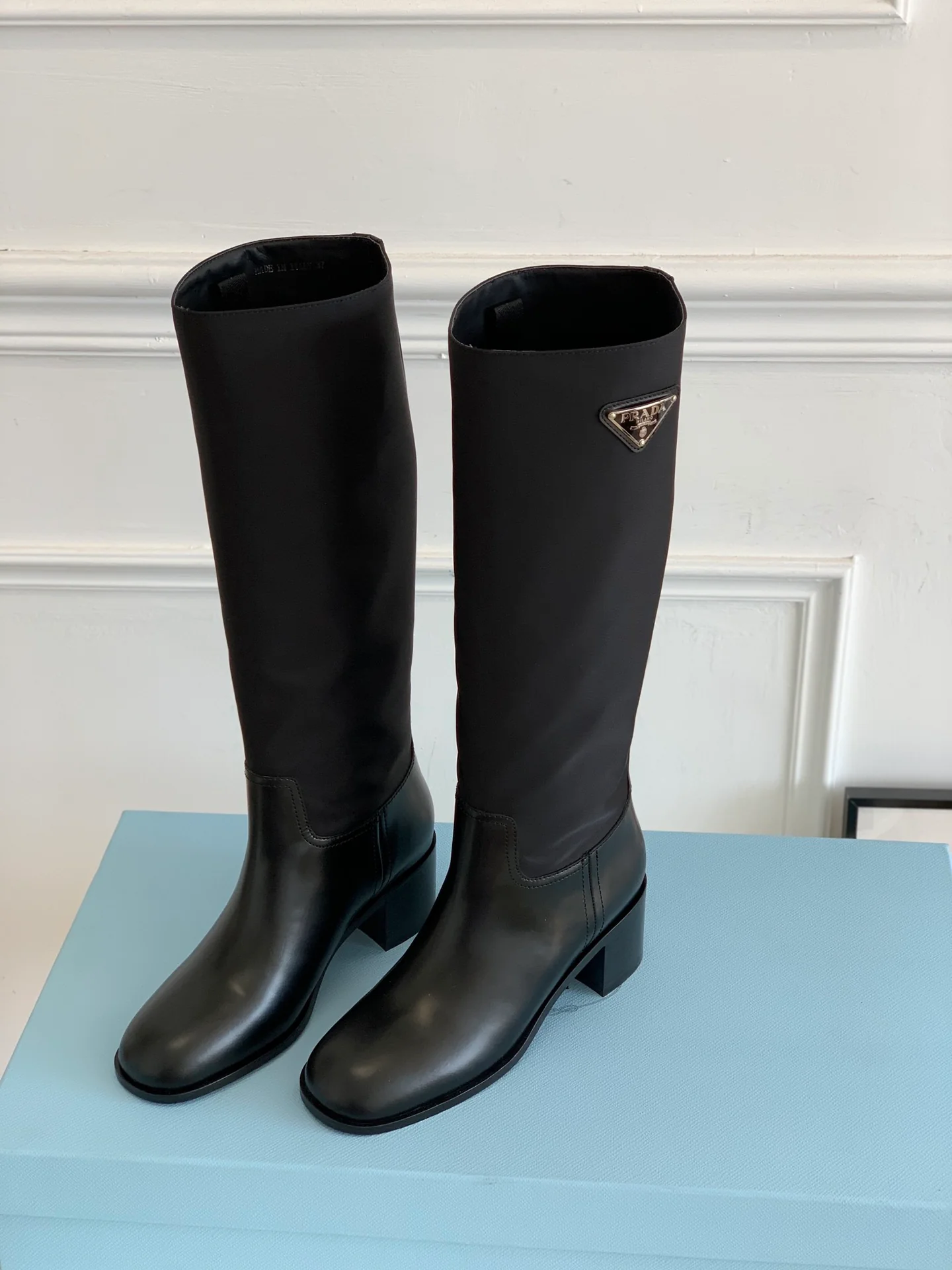 Новинка сезона осень/зима 2021 от Prada - Сапоги для верховой езды - Круглый носок на массивном каблуке