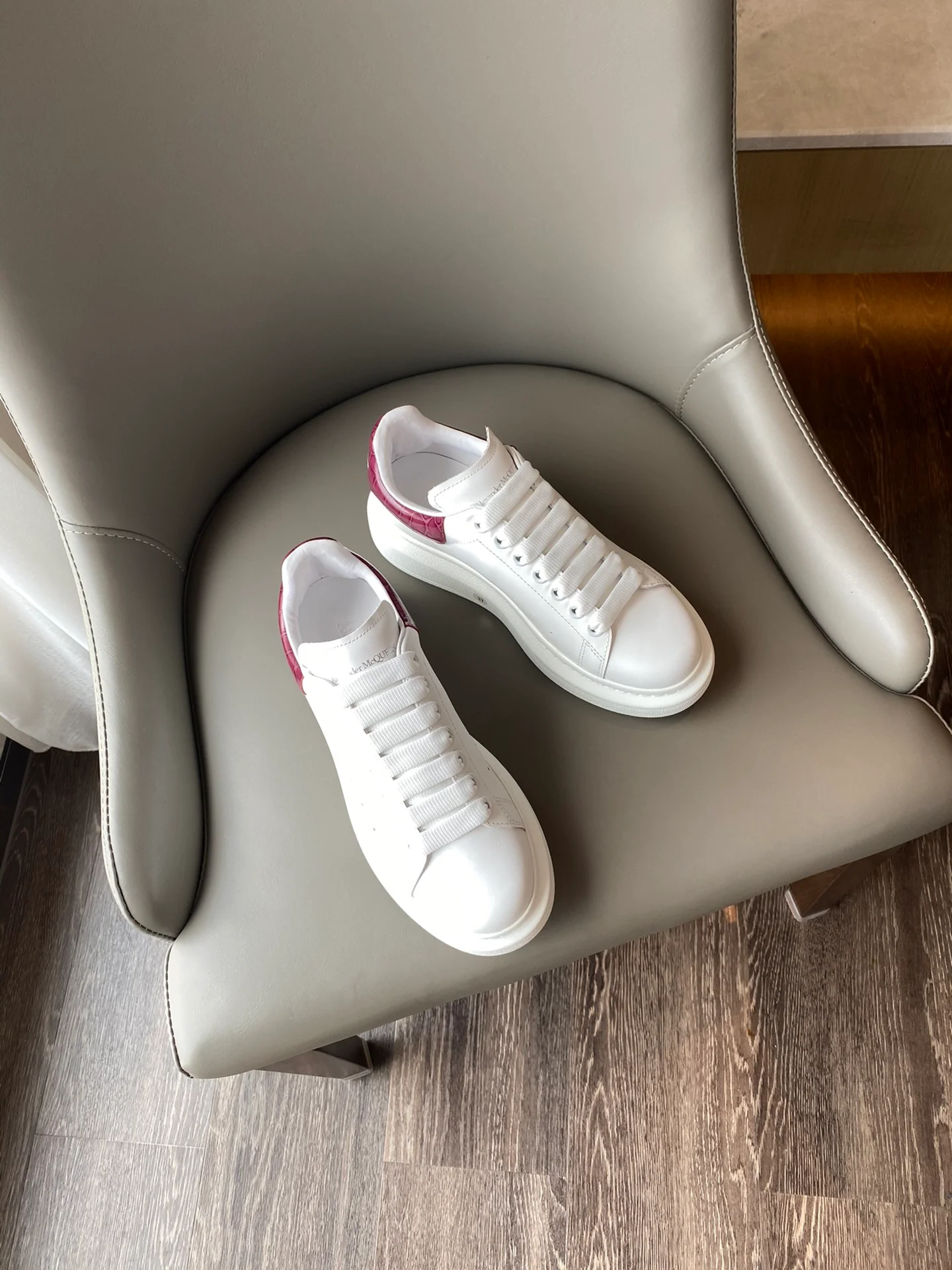 Классические белые кроссовки McQueen - на каблуке-резинке - в клетку - бордовые