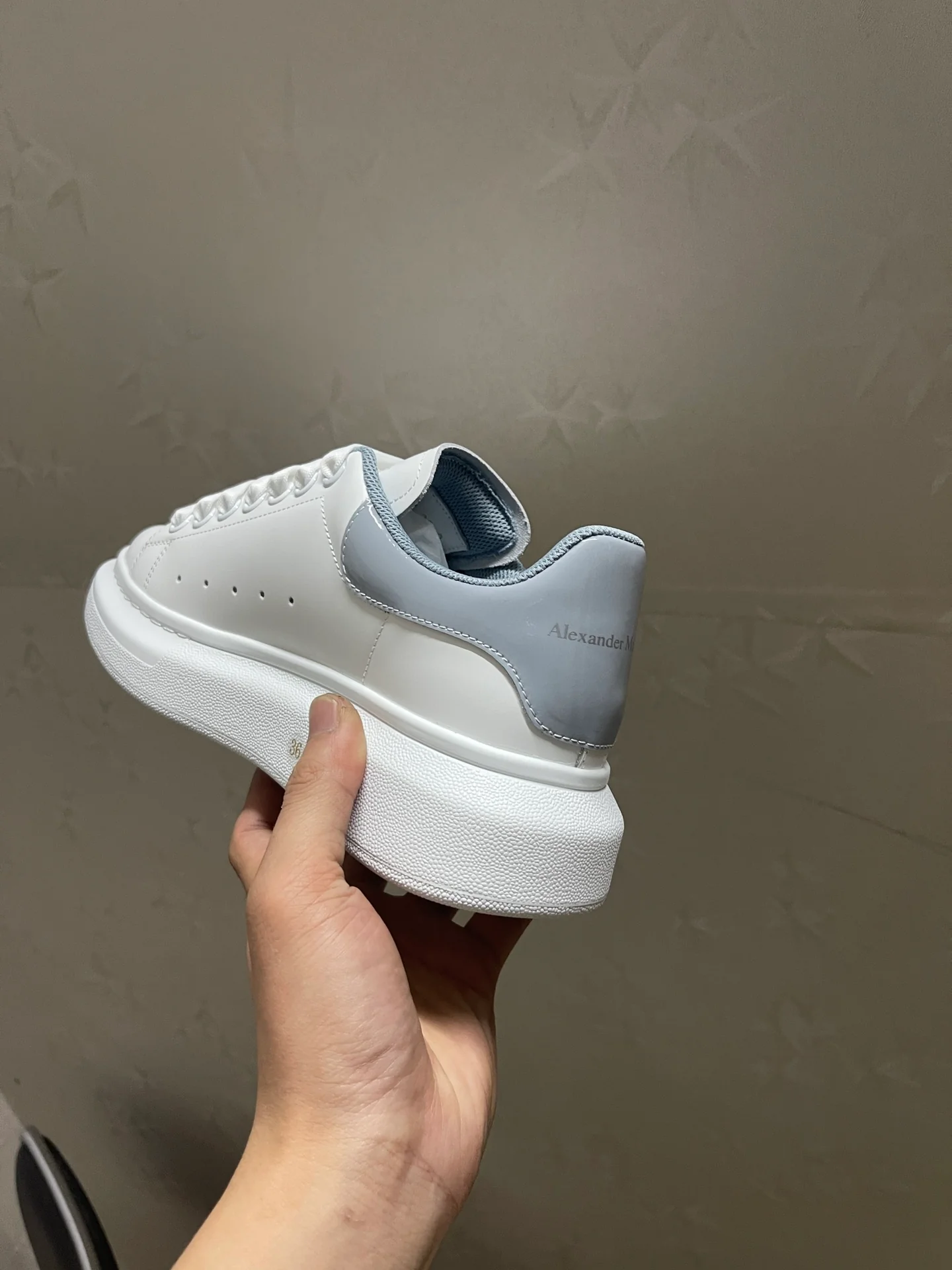 Классические белые кроссовки McQueen - унисекс - на каблуке из синей лакированной кожи