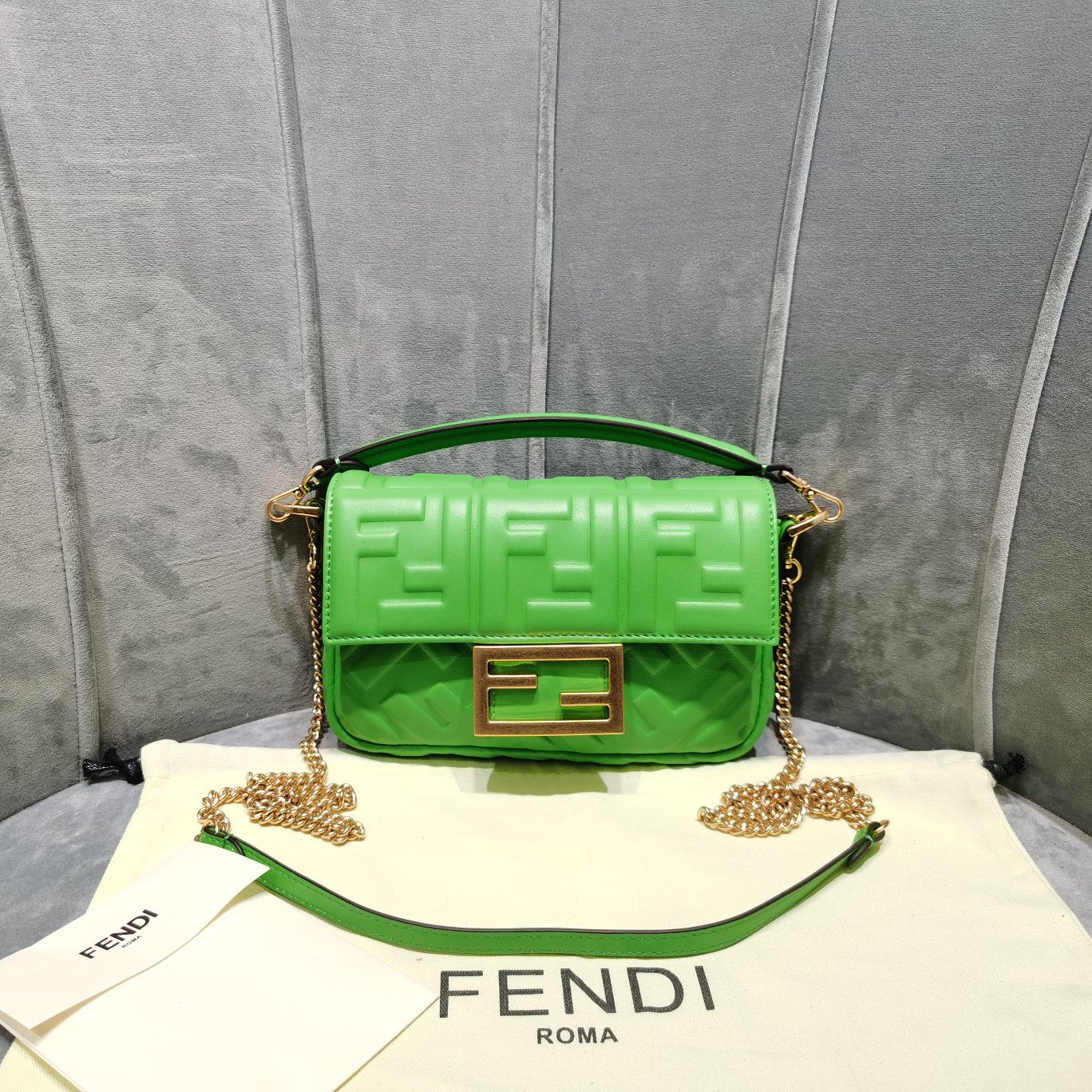 Маленькая зеленая кожаная сумка Fendi Baguette