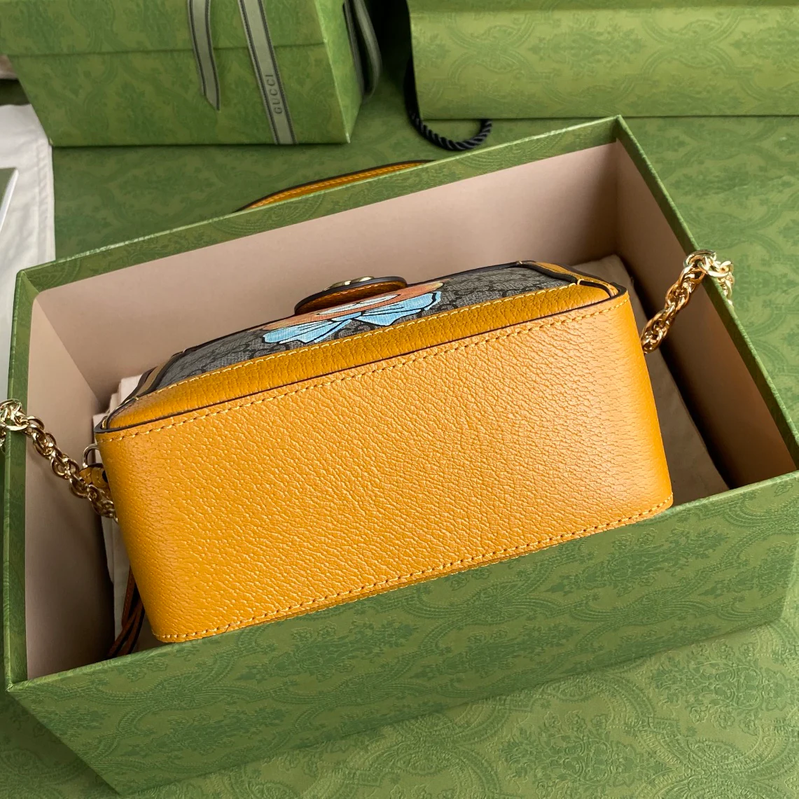 Коллаборация Gucci с плюшевым мишкой — маленькая квадратная сумка с ручкой.