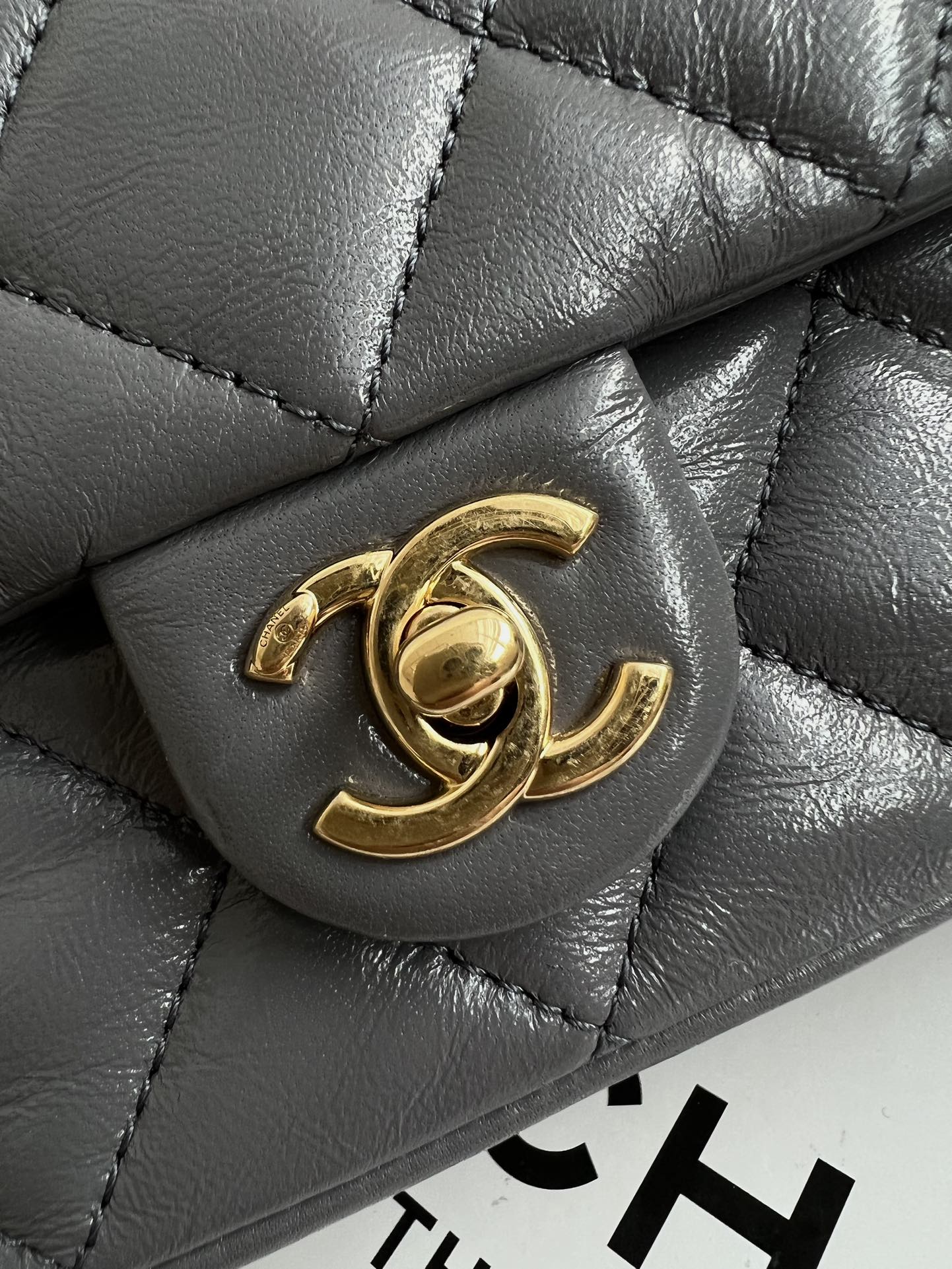 Chanel - Сумка-мессенджер с ручкой из овечьей кожи - Серая