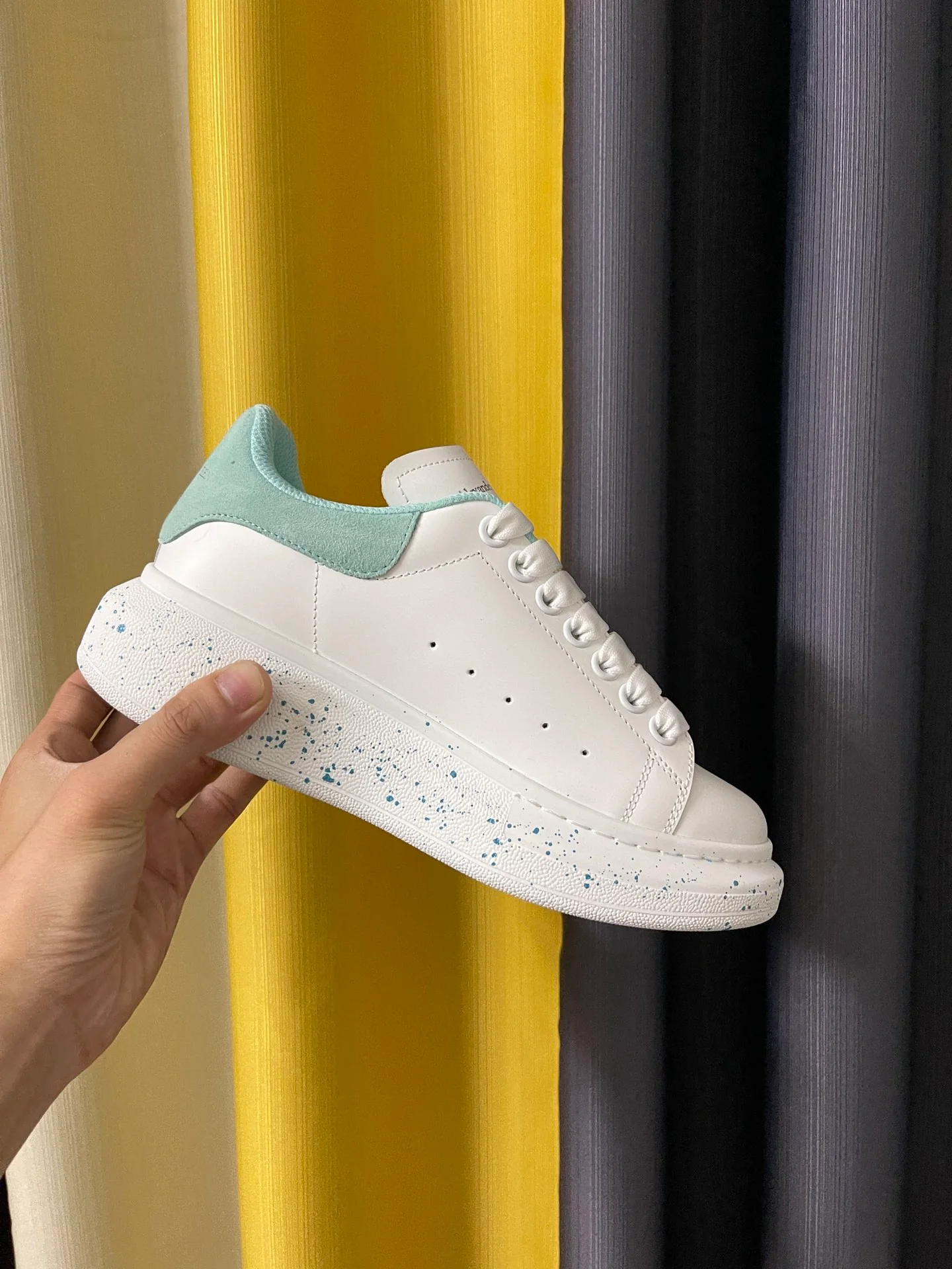 Классические белые кроссовки McQueen - унисекс - акварельный рисунок - подошва с синими точками в стиле граффити