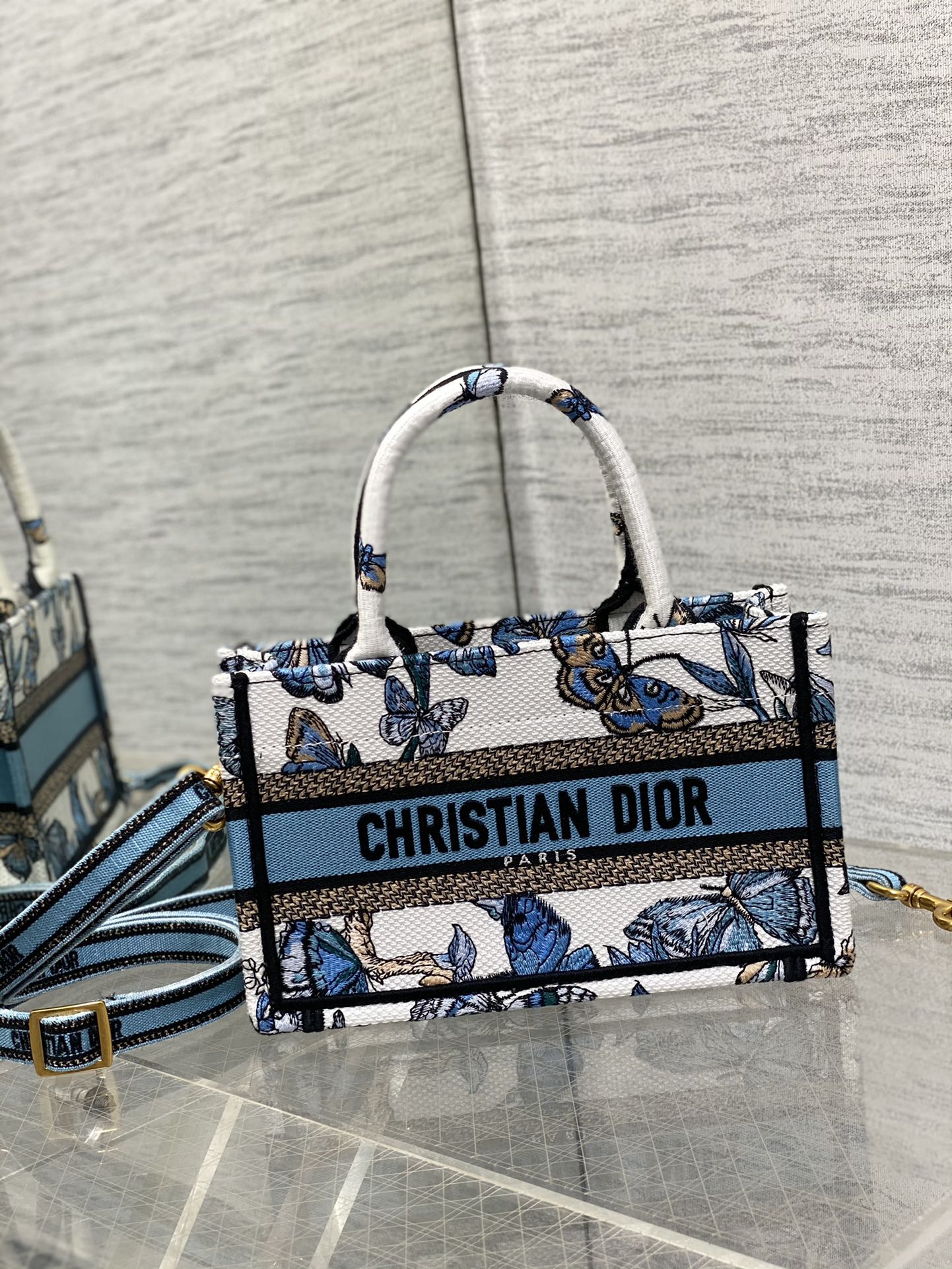 Новая коллекция Dior осень/зима: сумка Lady D Lite Tote Bag (в стиле Минни Маус) - сине-белая.