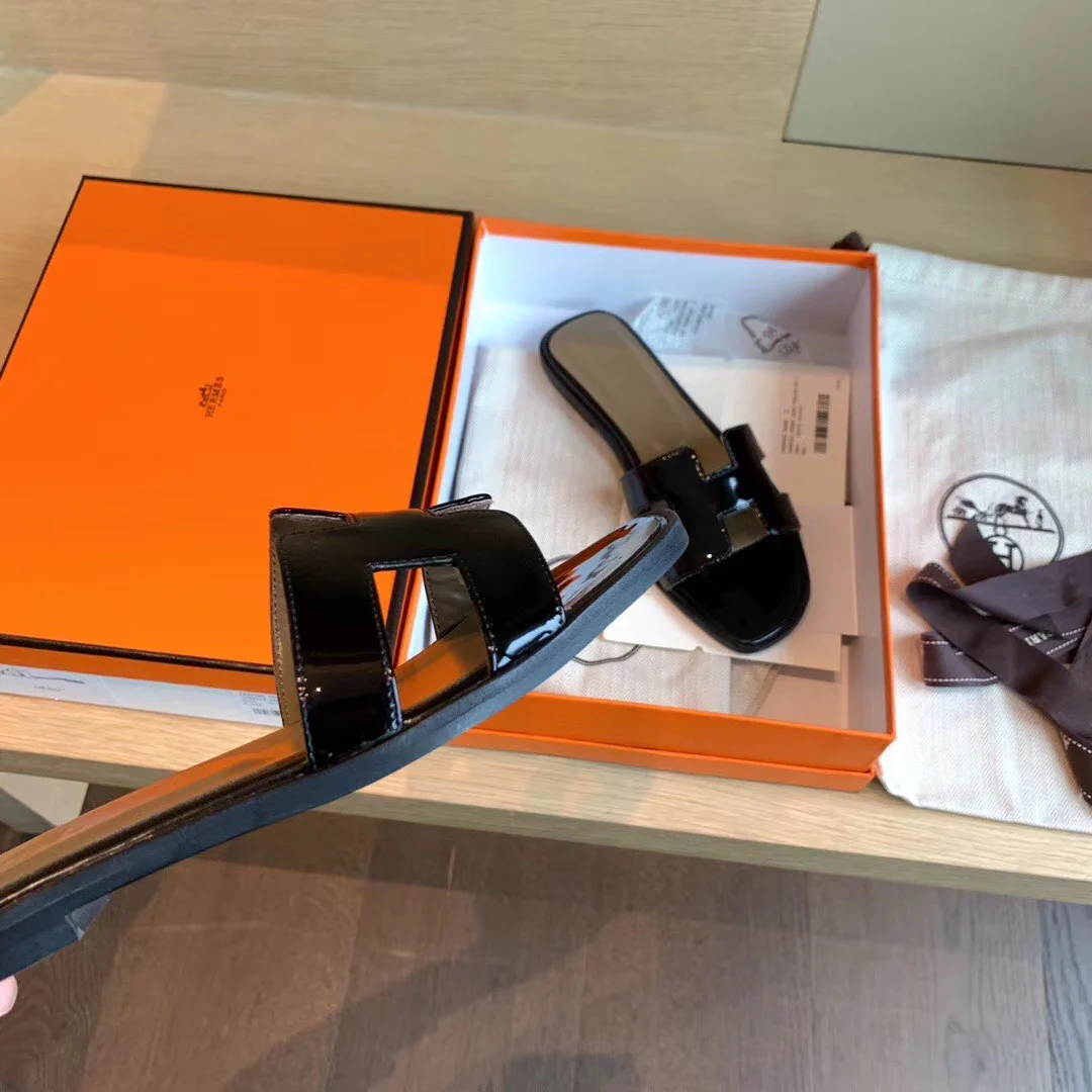 Классические домашние тапочки Hermes с буквой H — лакированная кожа, черные.