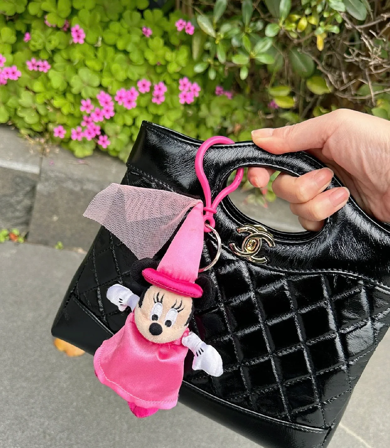 Мини-сумка Chanel 24s Mini 31, из вощеной овечьей кожи, черная.