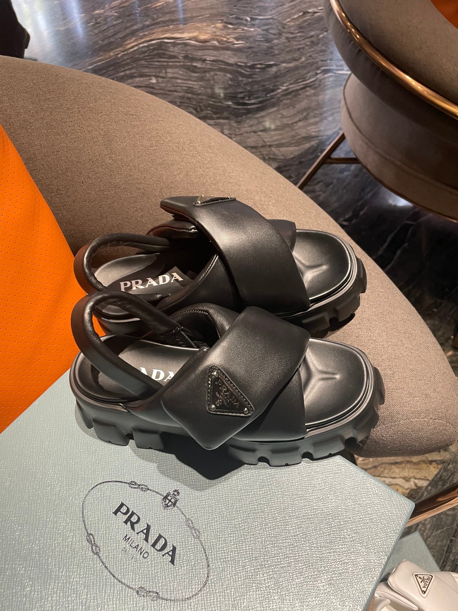 Новинка весны 2023 года от Prada - сандалии-пуховики - черные.