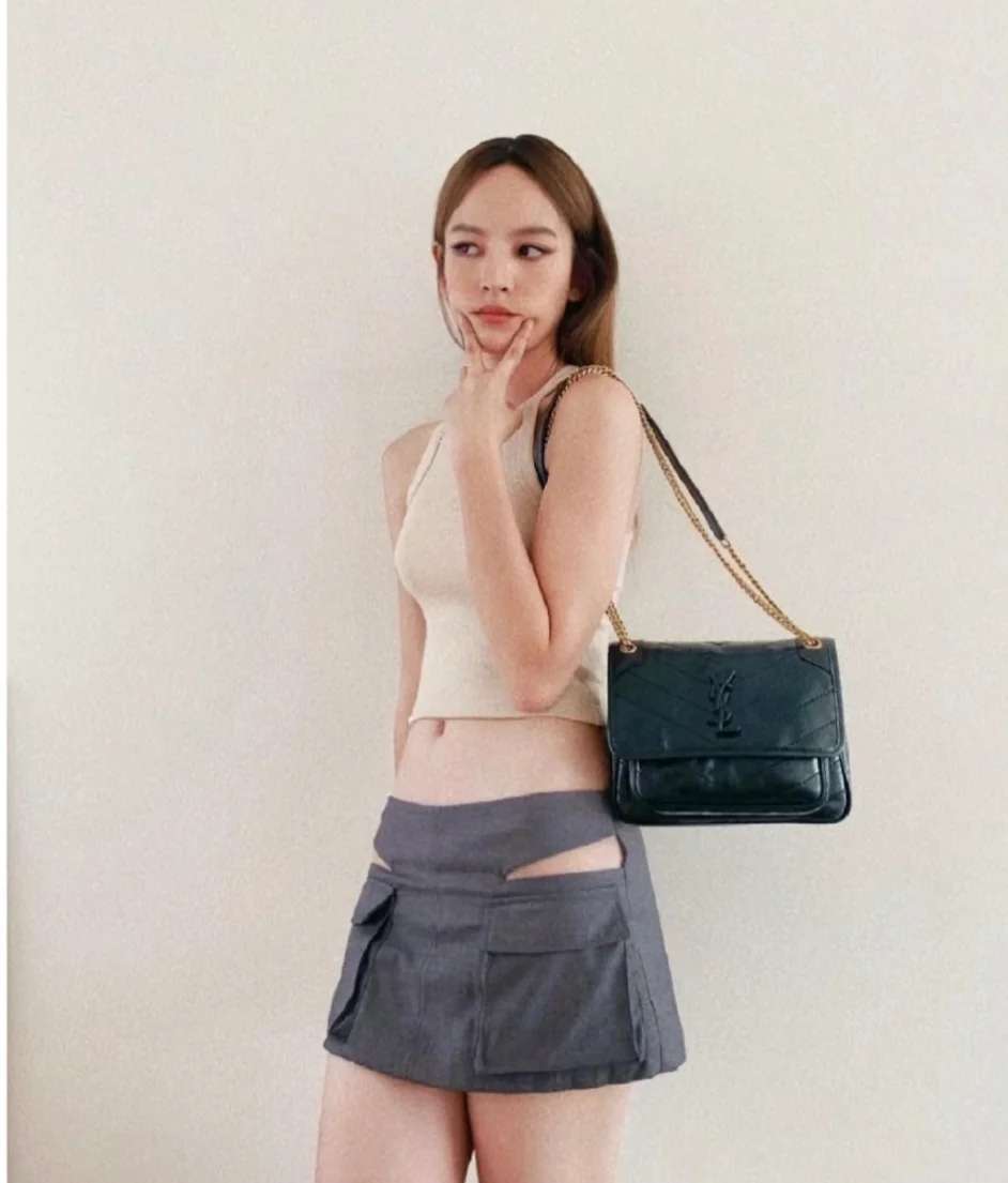 YSL Niki Baby 22 см, кожаный ремешок, черный, с золотой цепочкой