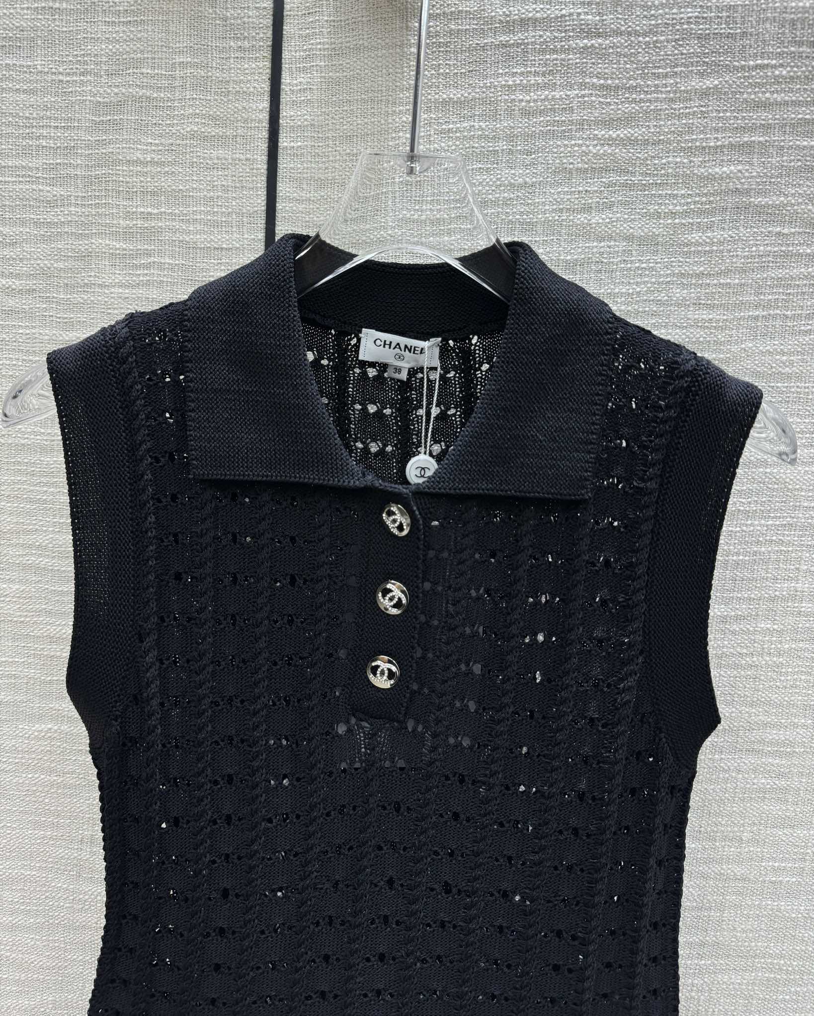 Chanel - 2403-24 Новейший жилет из трикотажа с ажурным воротником-поло, модель ?Ранняя весна?, черный.