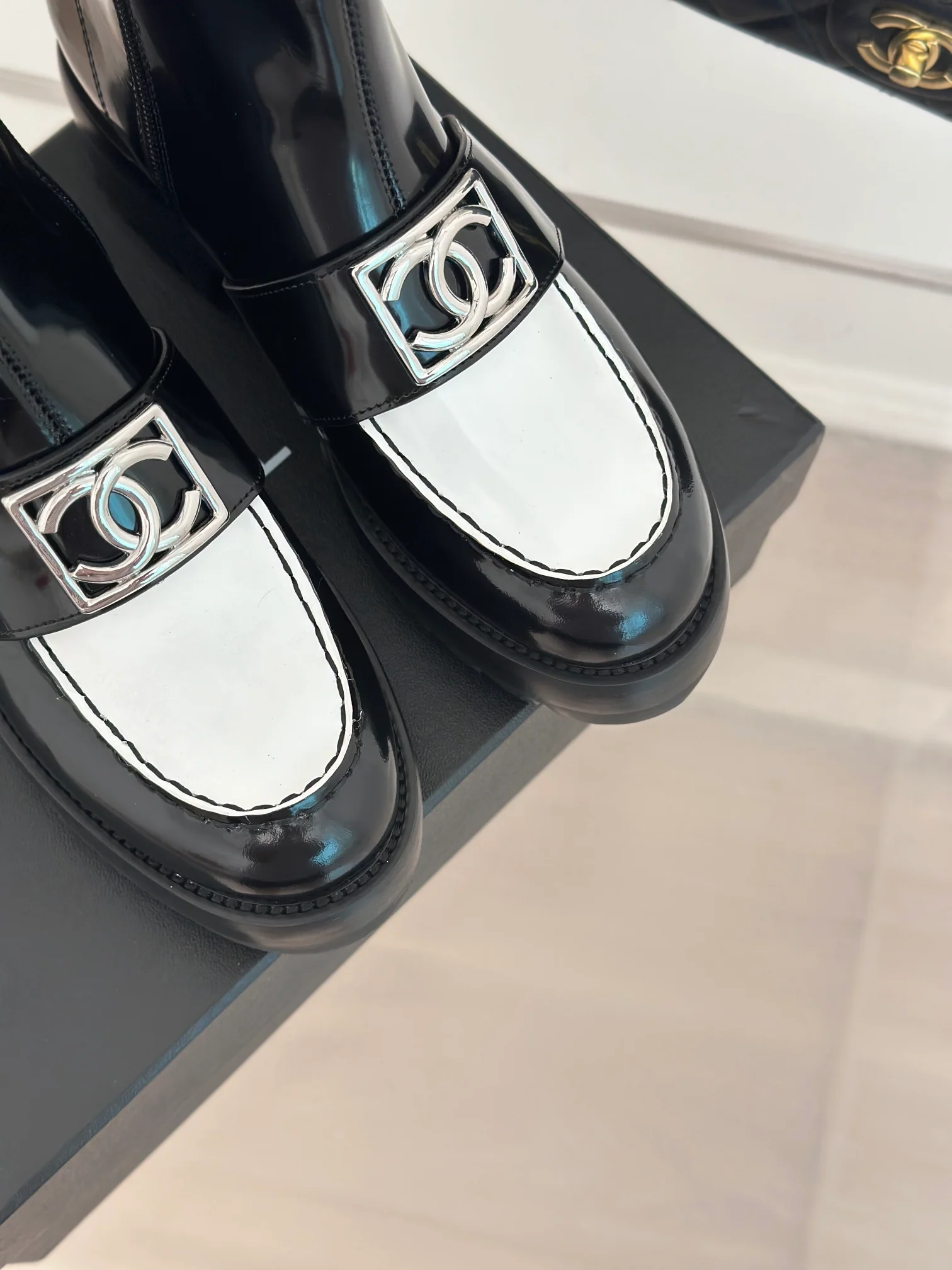 Новинка сезона осень/зима 2023 от Chanel - Ботильоны на массивном каблуке с квадратной пряжкой - Белые