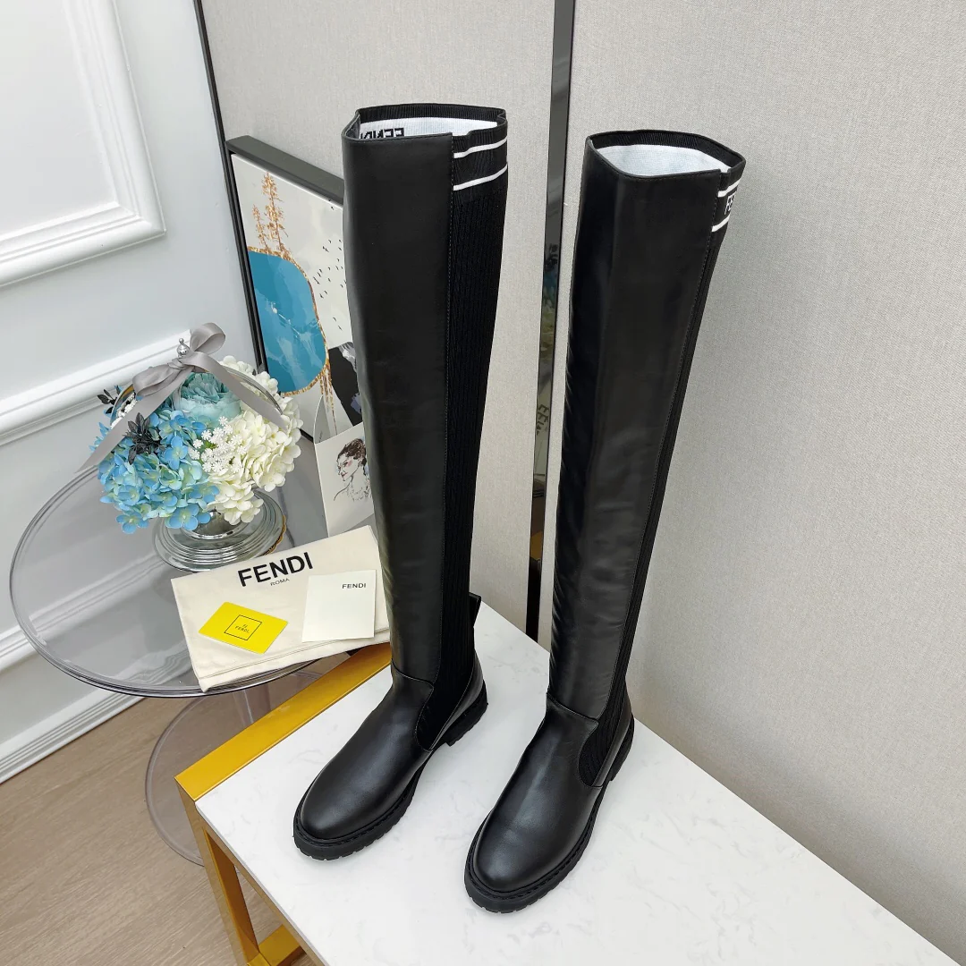 Новинки сезона осень/зима 2022 от Fendi - Ботинки Dr. Martens - Высокие сапоги