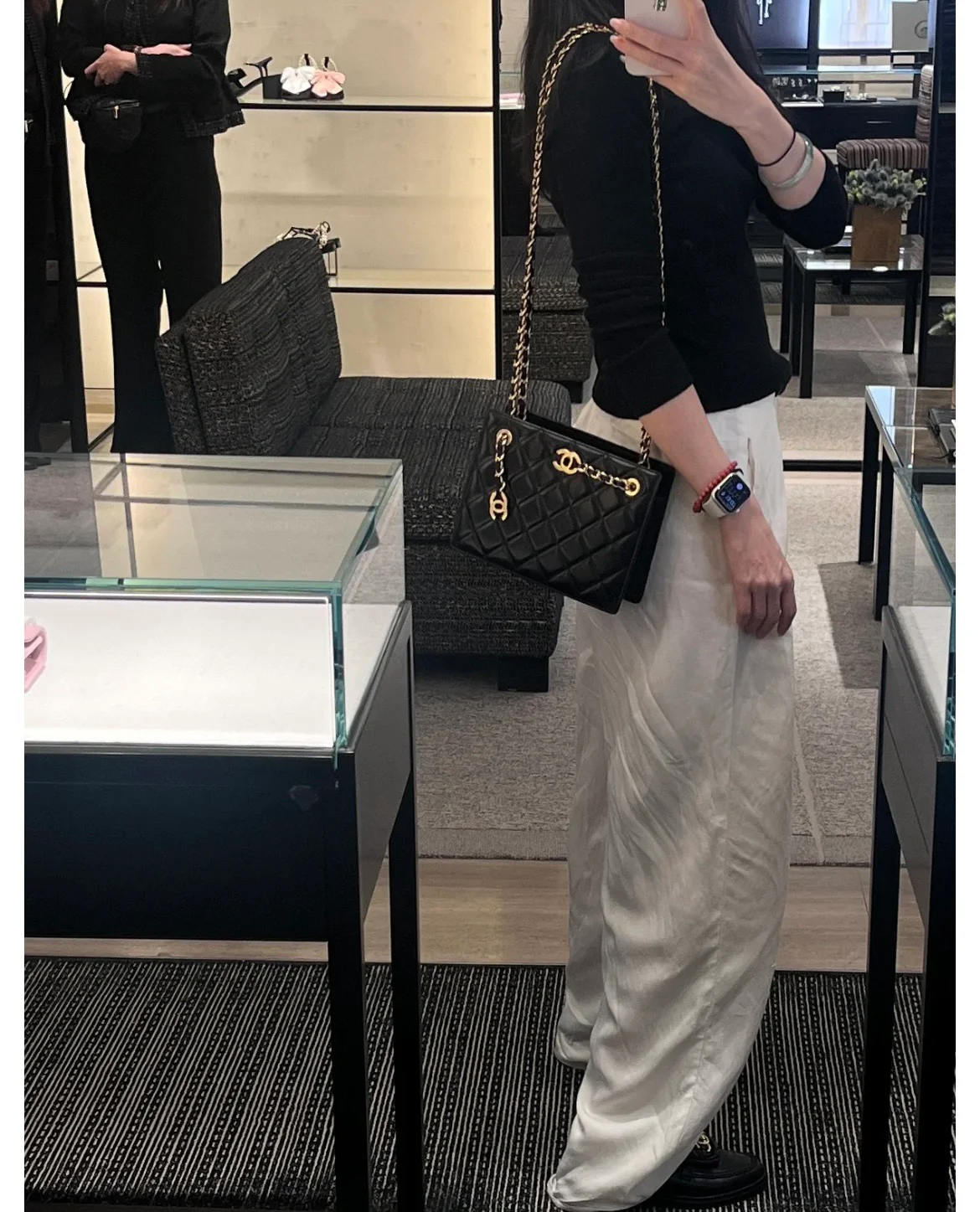 Винтажная квадратная вечерняя сумка Chanel из 24-каратного золота - черная.