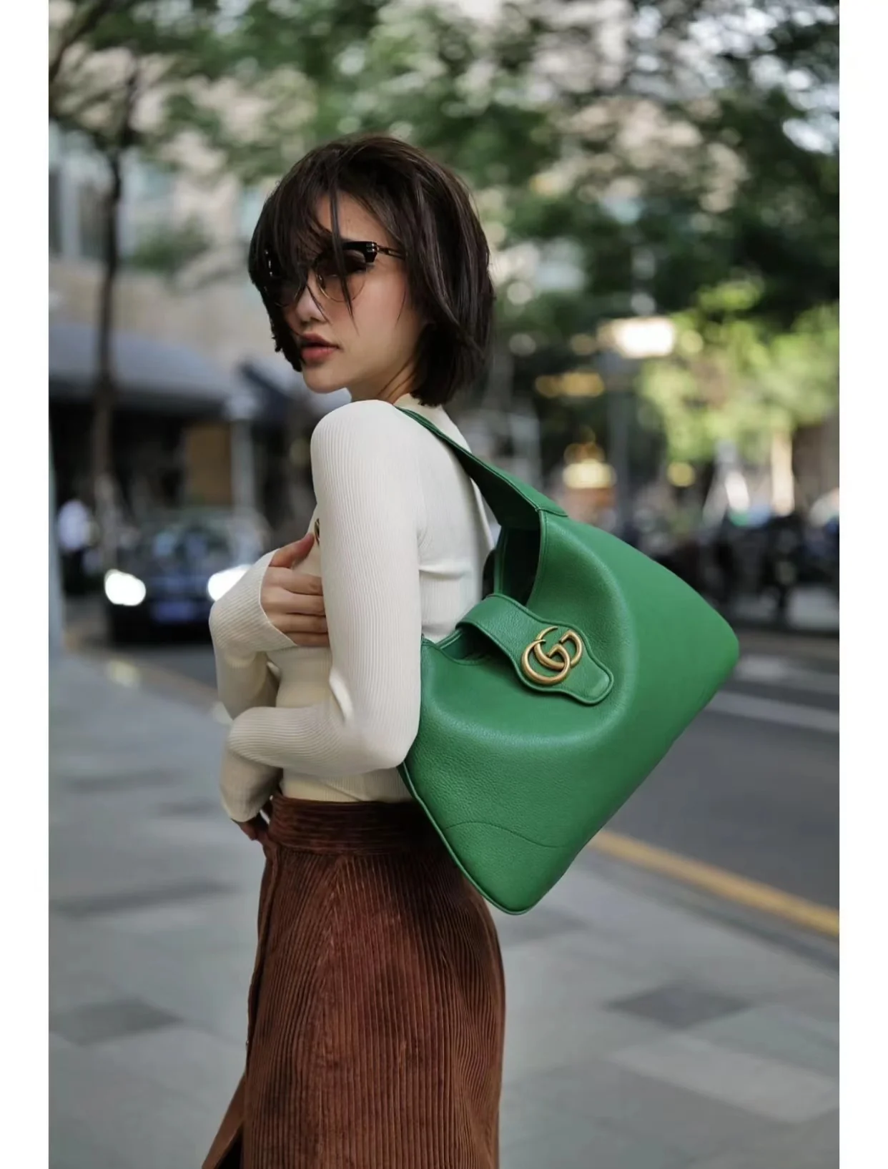 Весенняя коллекция Gucci 2023 — Сумка через плечо ?Полумесяц? — зеленая — Фотографии в действии.