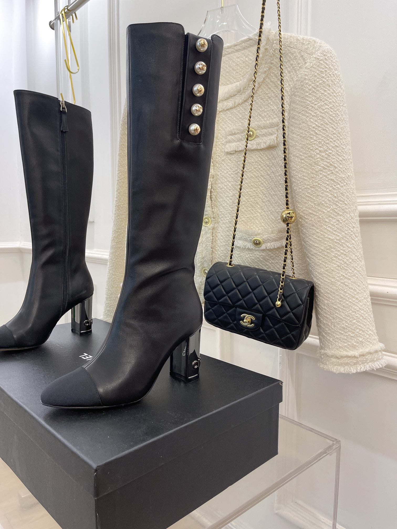 Новинка сезона осень/зима 2022 от Chanel - Сапоги на высоком каблуке - Черные