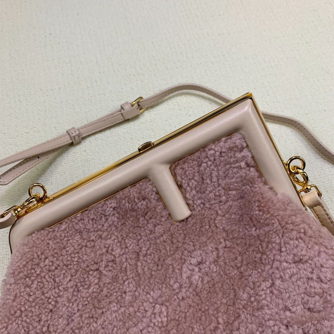 Fendi - первая маленькая шерстяная сумочка