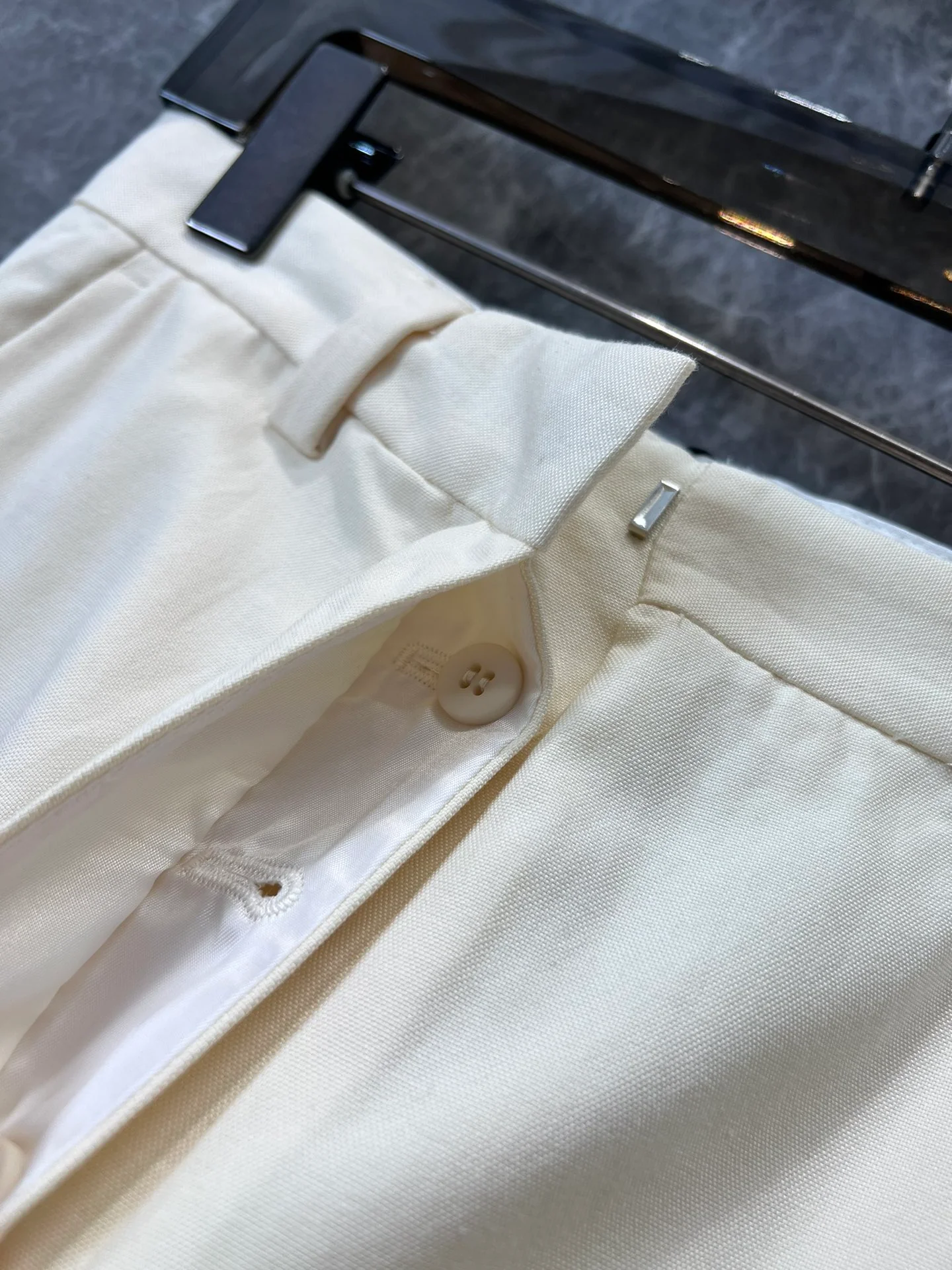 Miu Miu-2404-Milkshake Белый костюм с шортами