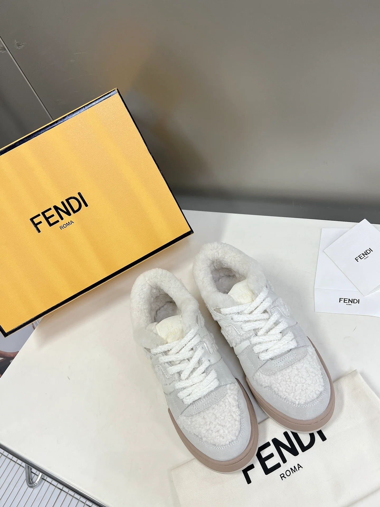 Кроссовки Fendi 22ss из овечьей шерсти, повседневные, белые.