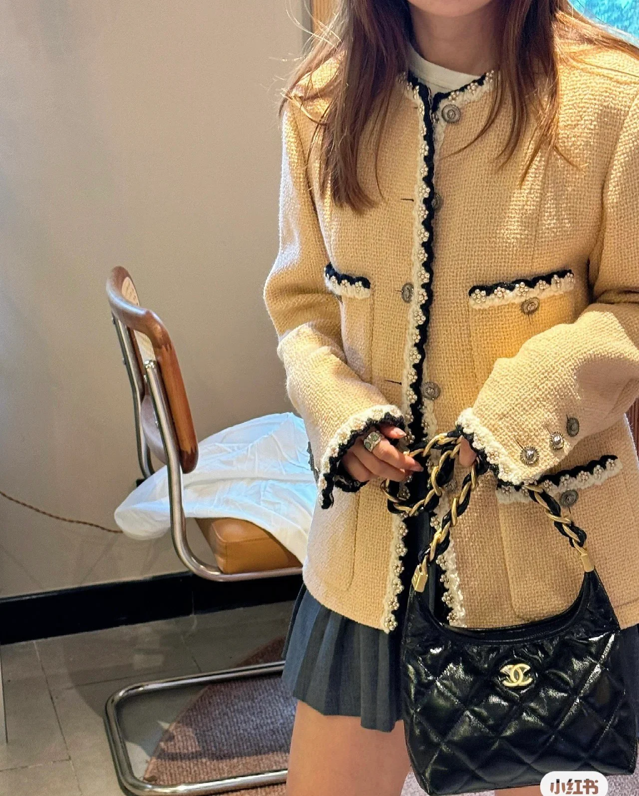 Сумка-хобо Chanel 24a под мышкой - черная, маленькая.