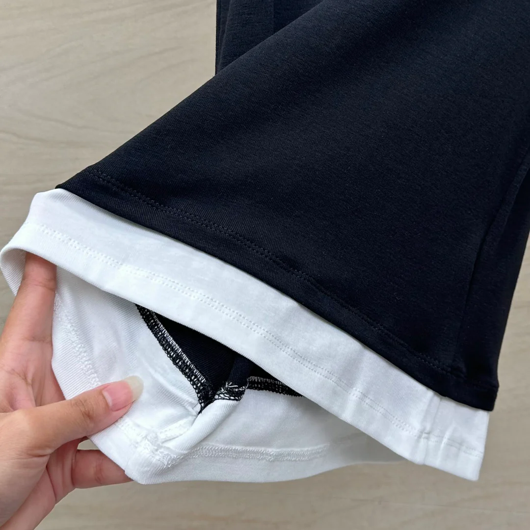 Новинка сезона весна/лето 2024 от Miu Miu: многослойный, культовый универсальный жилет — черный.