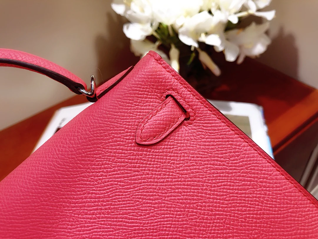 Мини-сумка Hermes Kelly 2-го поколения, 22 см, розовая, с серебряной пряжкой.