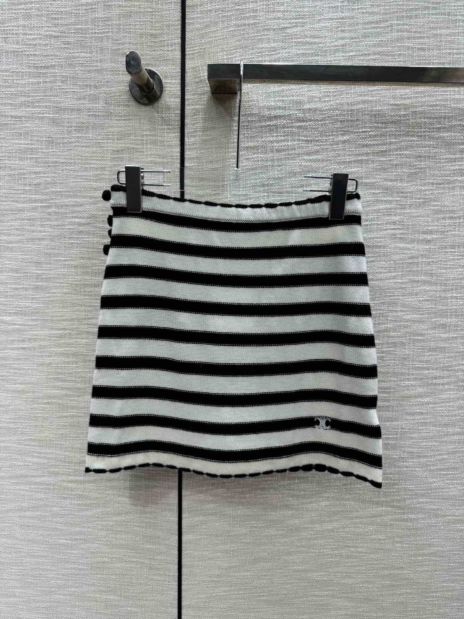 Вязаная юбка миди Celine 2404 с кружевной отделкой и полосатым рисунком в стиле колор-блок.