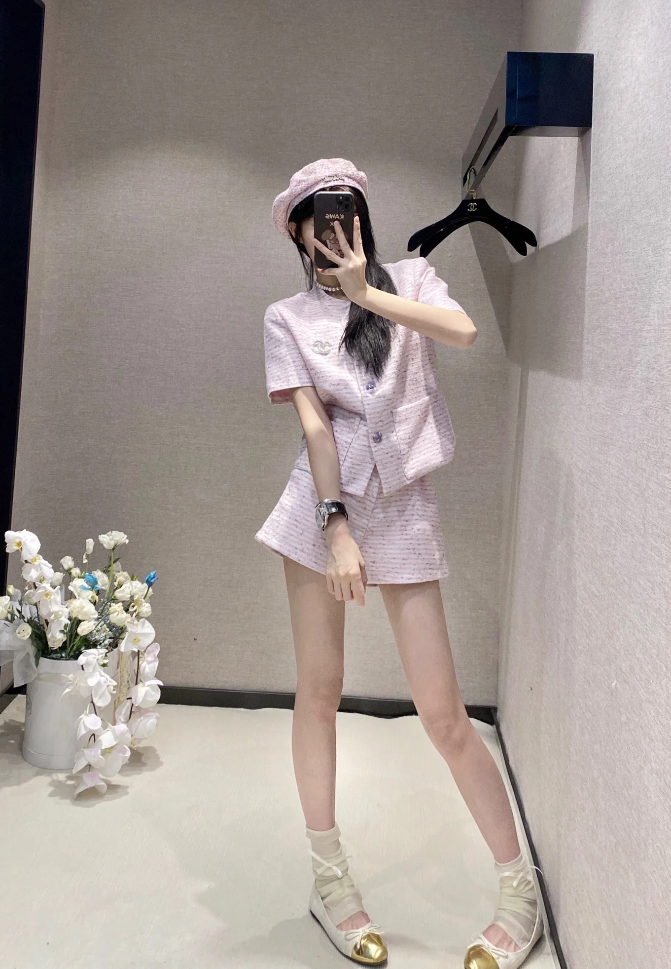 Chanel 2403 - Комплект из шерстяной куртки с короткими рукавами и шорт.