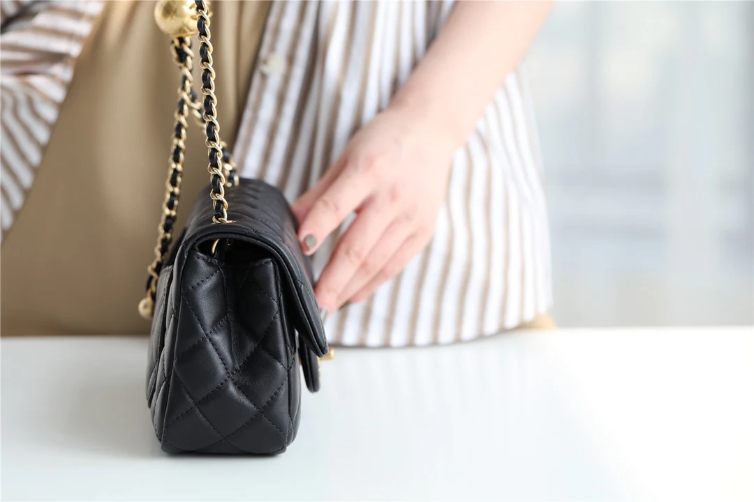 Сумка Chanel Golden Ball Flap Bag 2020, 20 см, 1 шт.