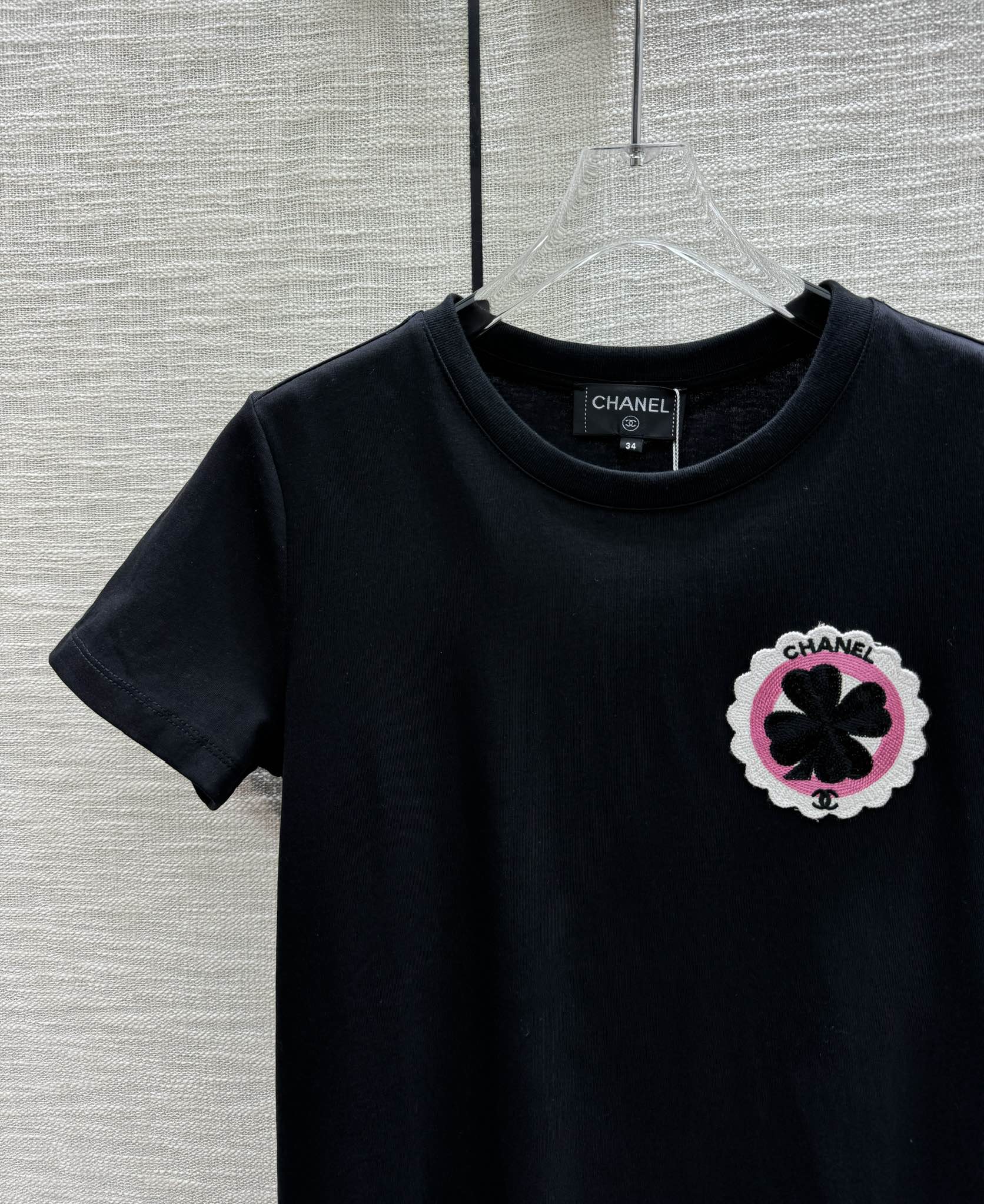 Футболка Chanel 2403 с вышитым четырехлистным клевером и круглым вырезом, с короткими рукавами - черная.